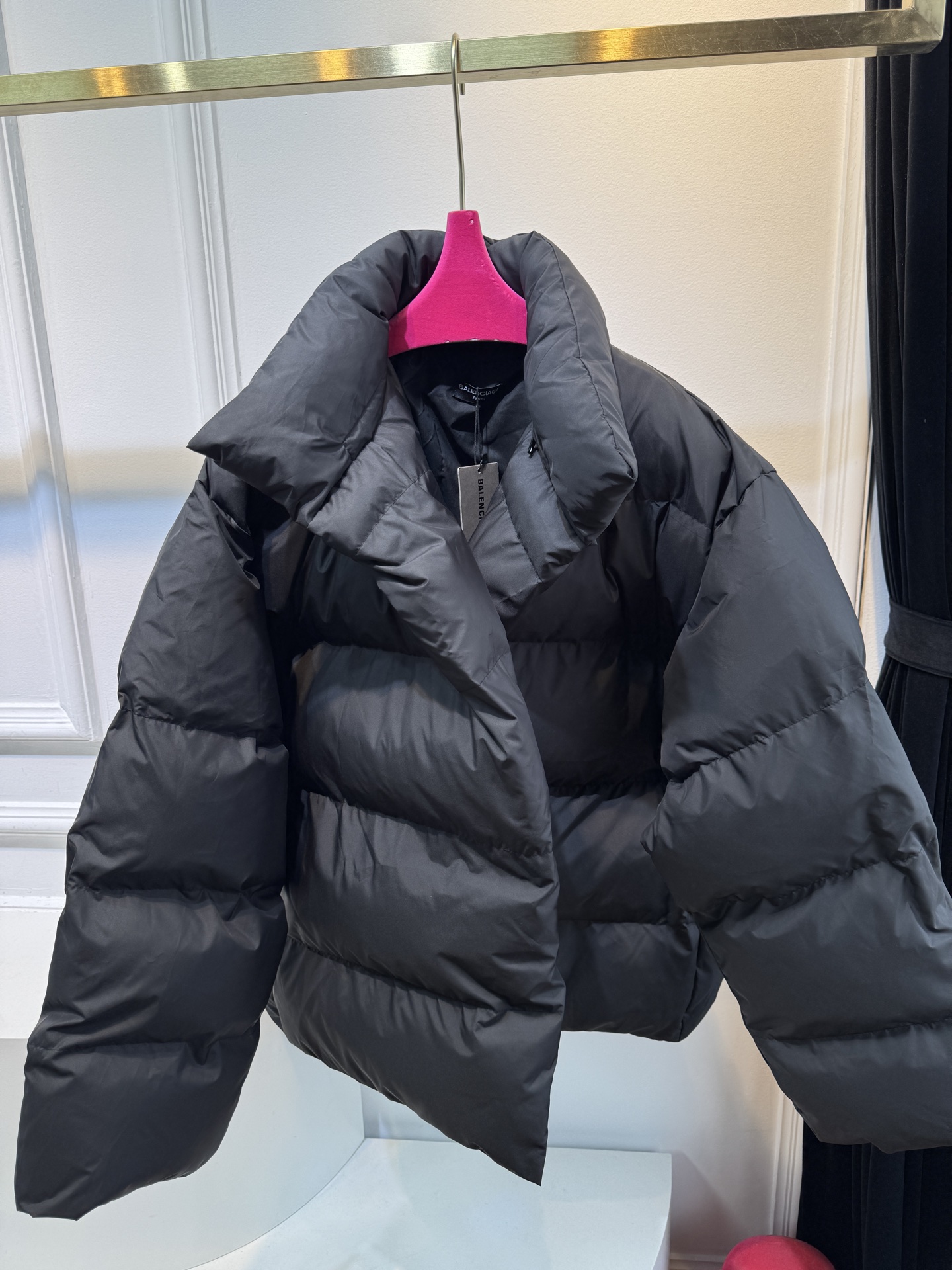 blcg廓形棉服，⚠️超级大的版型哦前幅搭配两个经典手插袋完善整体 采用锁扣标志拉链 面料采用聚酯纤维和