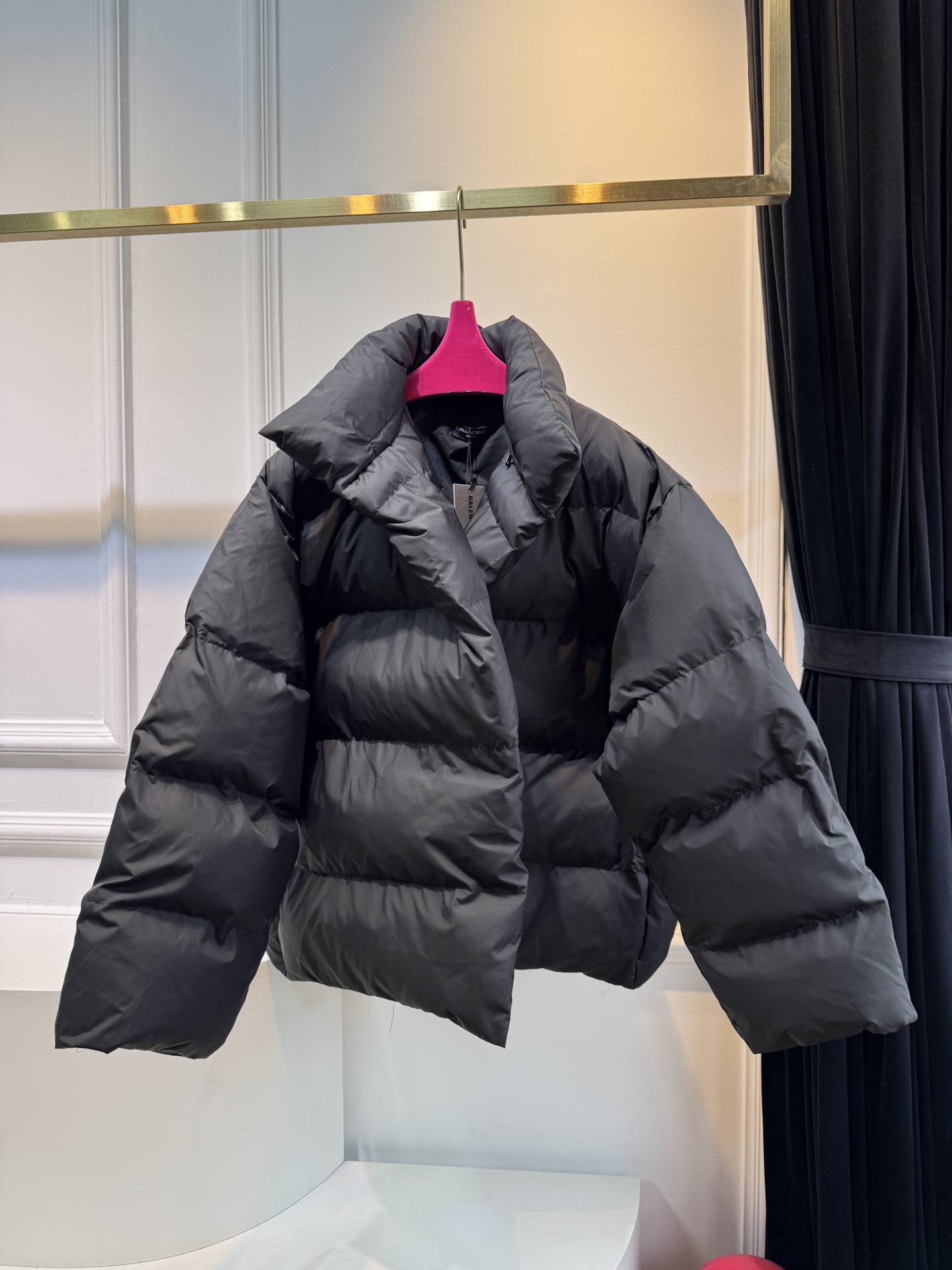 blcg廓形棉服，⚠️超级大的版型哦前幅搭配两个经典手插袋完善整体 采用锁扣标志拉链 面料采用聚酯纤维和