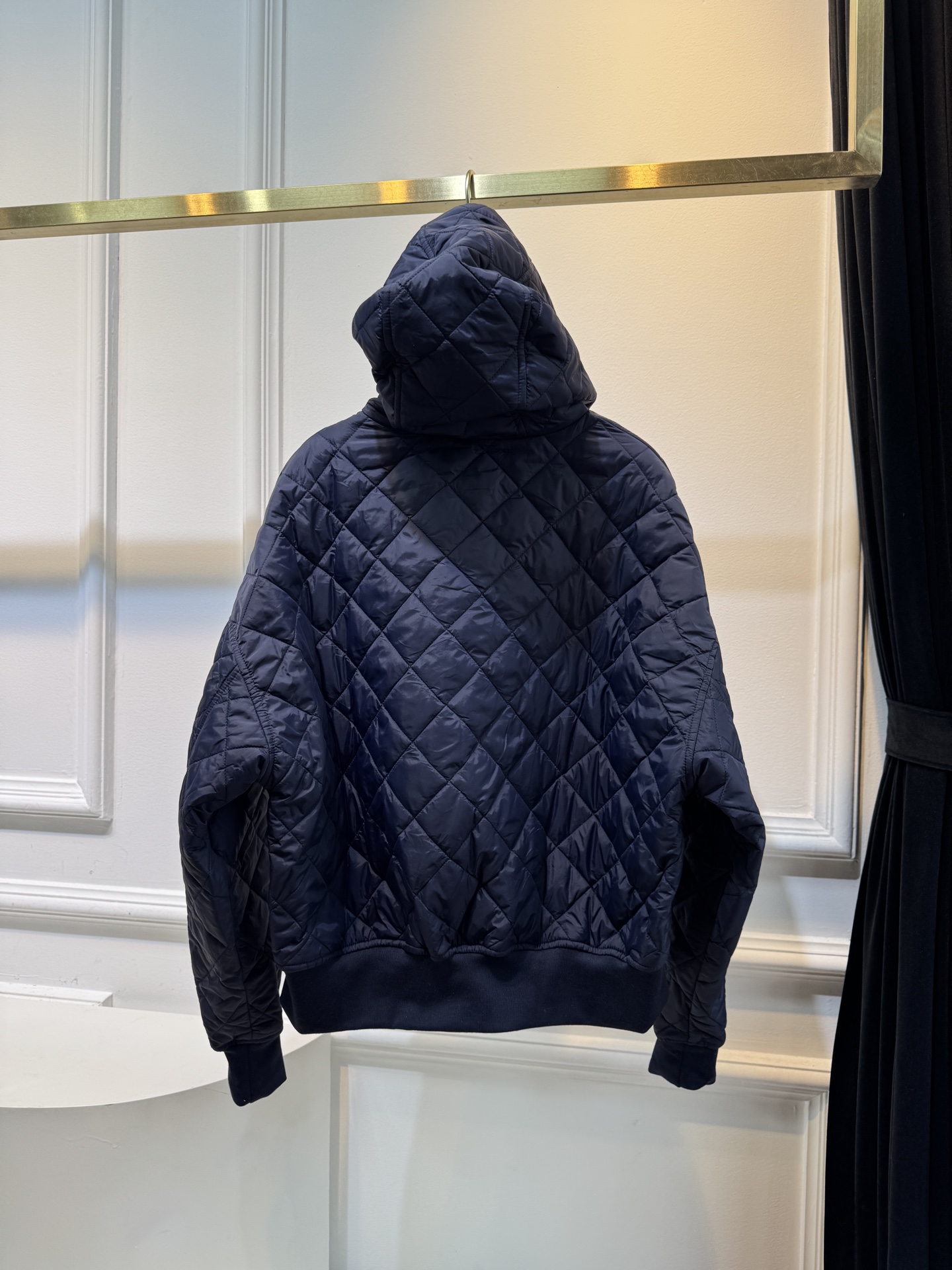 prad薄款外套◦ 衣身有经典的菱形绗缝图案，这是极具辨识度的设计元素，让版型更具立体感和复古质感。◦ 