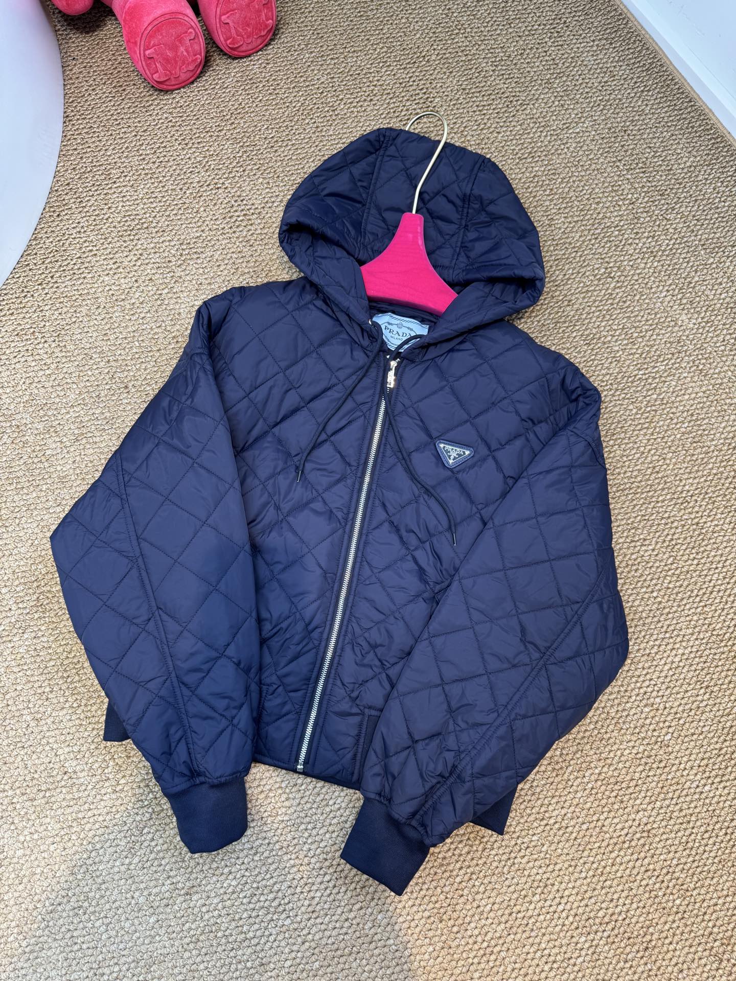 prad薄款外套◦ 衣身有经典的菱形绗缝图案，这是极具辨识度的设计元素，让版型更具立体感和复古质感。◦ 