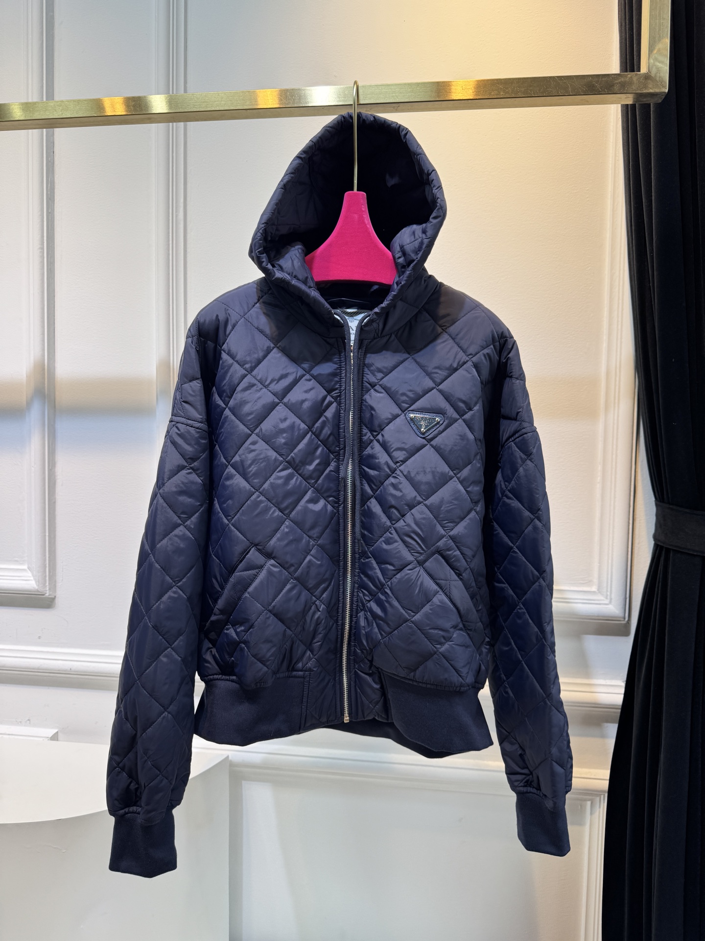 prad薄款外套◦ 衣身有经典的菱形绗缝图案，这是极具辨识度的设计元素，让版型更具立体感和复古质感。◦ 