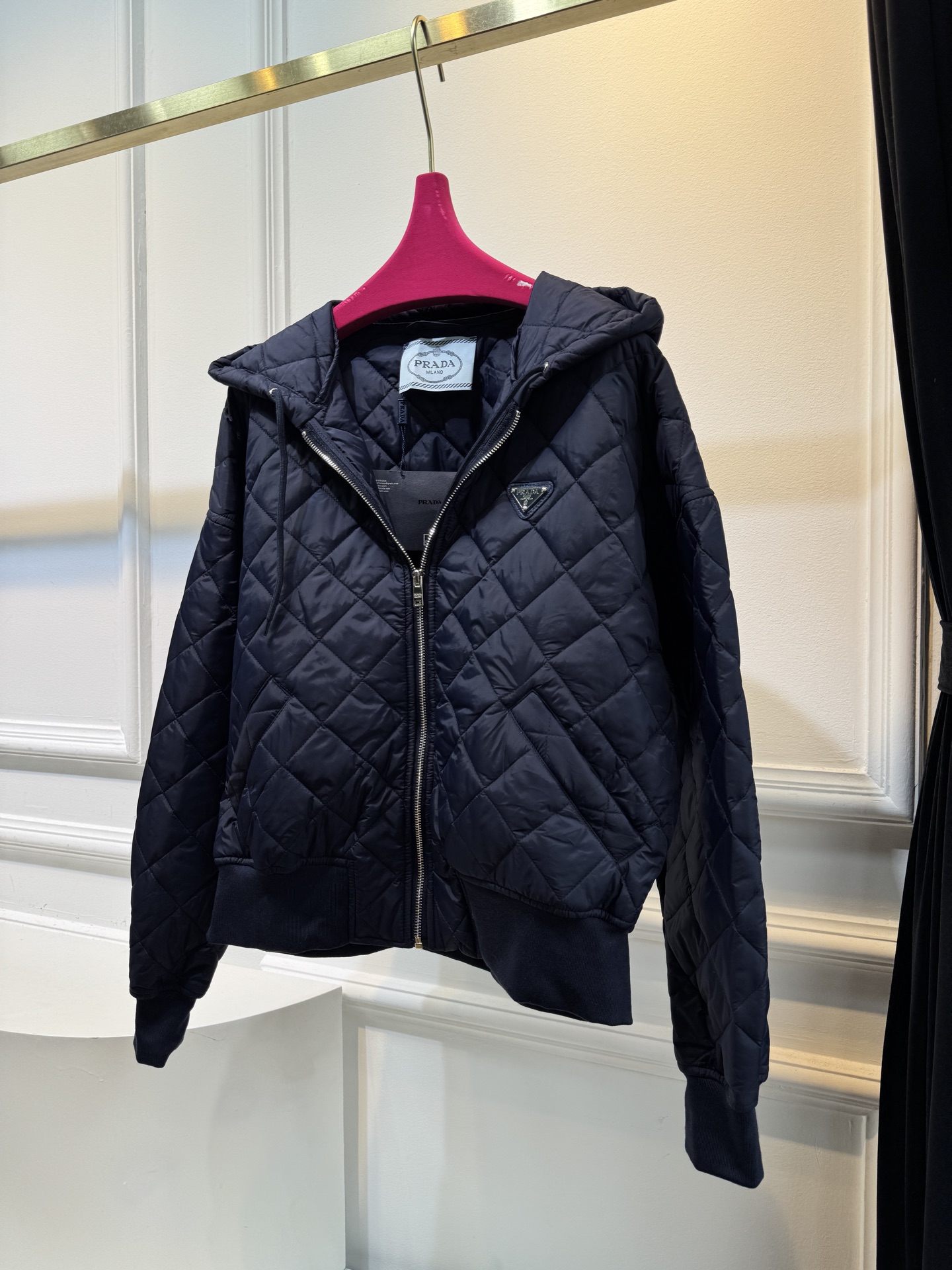 prad薄款外套◦ 衣身有经典的菱形绗缝图案，这是极具辨识度的设计元素，让版型更具立体感和复古质感。◦ 