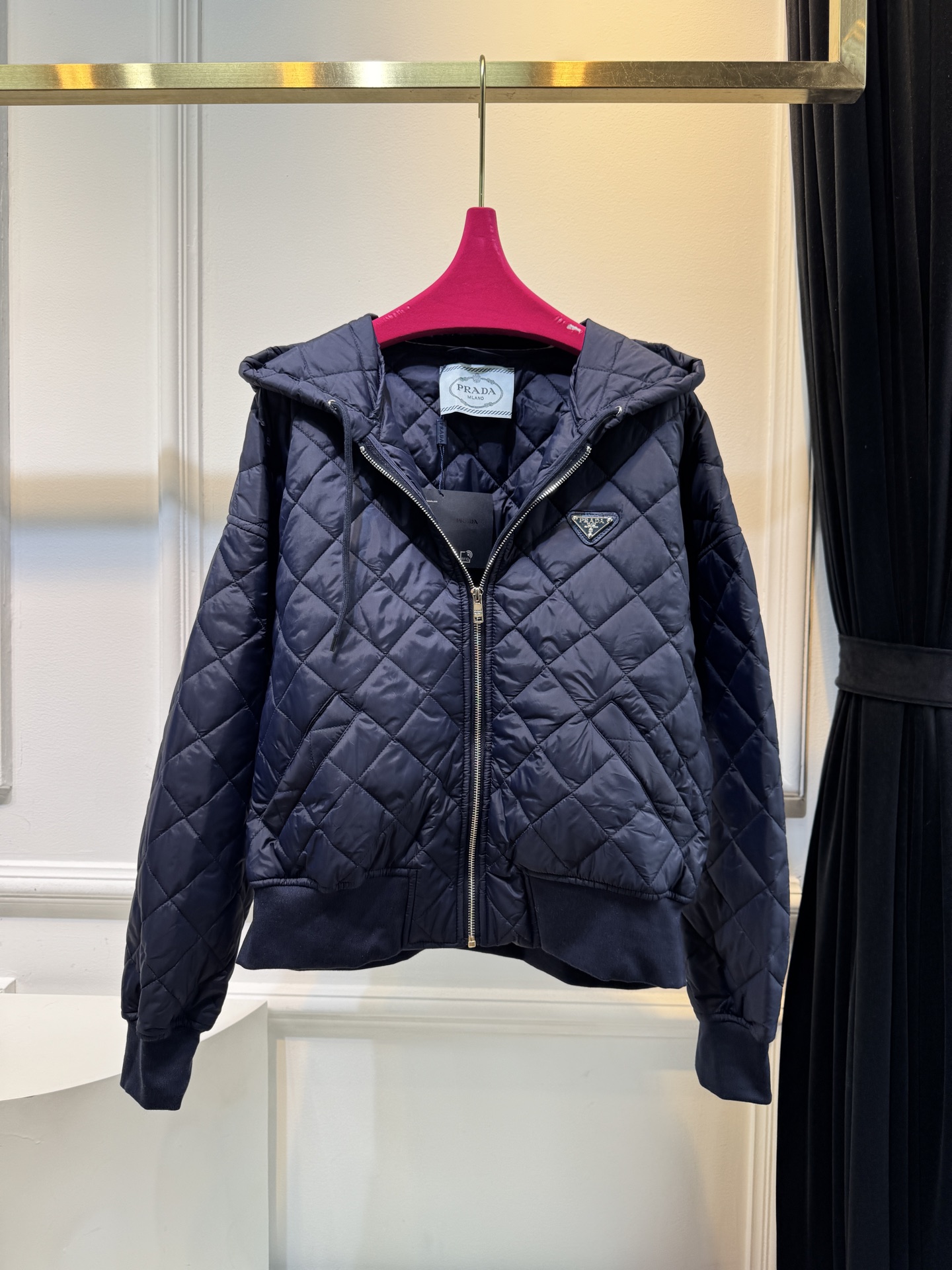 prad薄款外套◦ 衣身有经典的菱形绗缝图案，这是极具辨识度的设计元素，让版型更具立体感和复古质感。◦ 