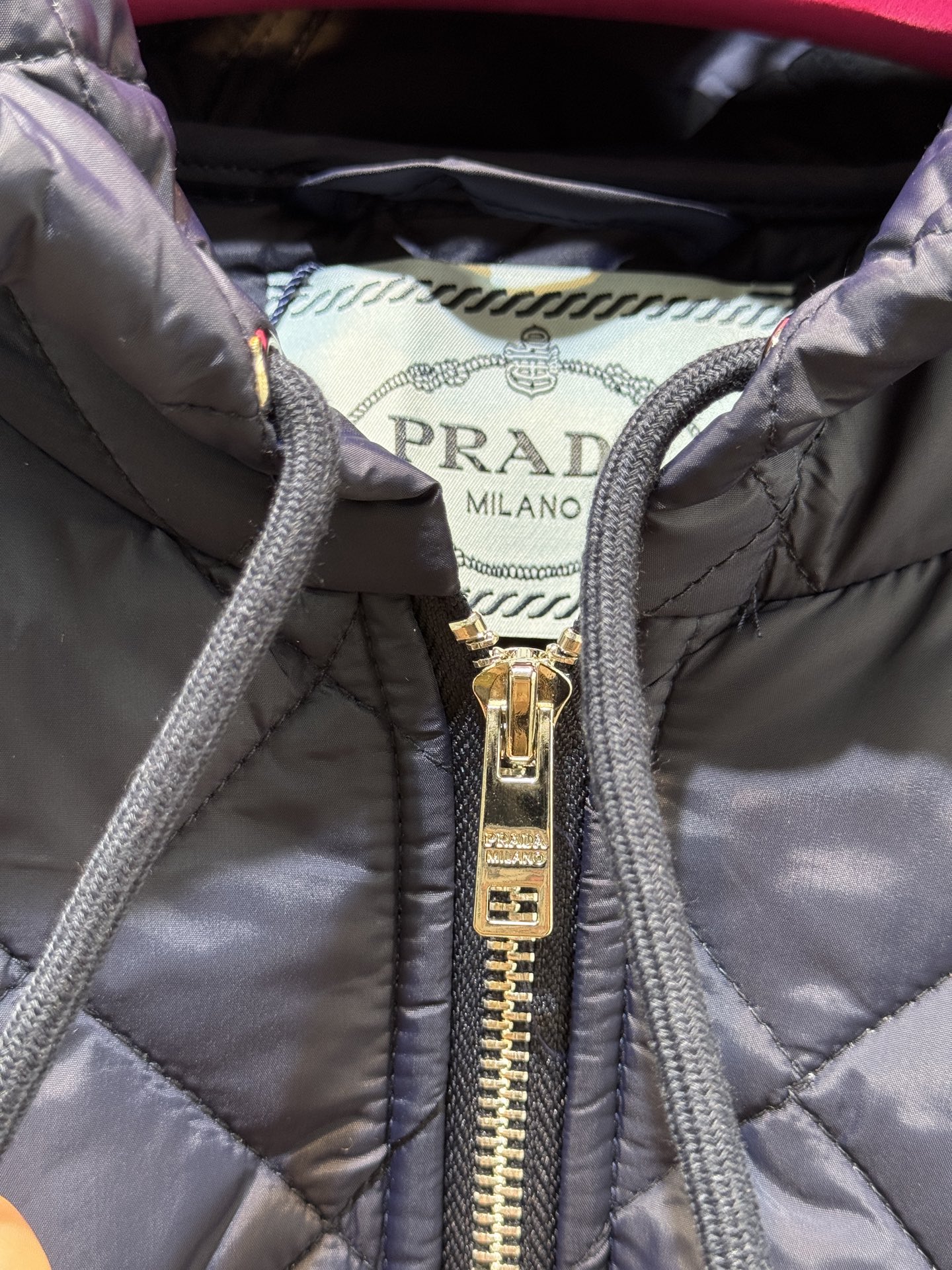 prad薄款外套◦ 衣身有经典的菱形绗缝图案，这是极具辨识度的设计元素，让版型更具立体感和复古质感。◦ 