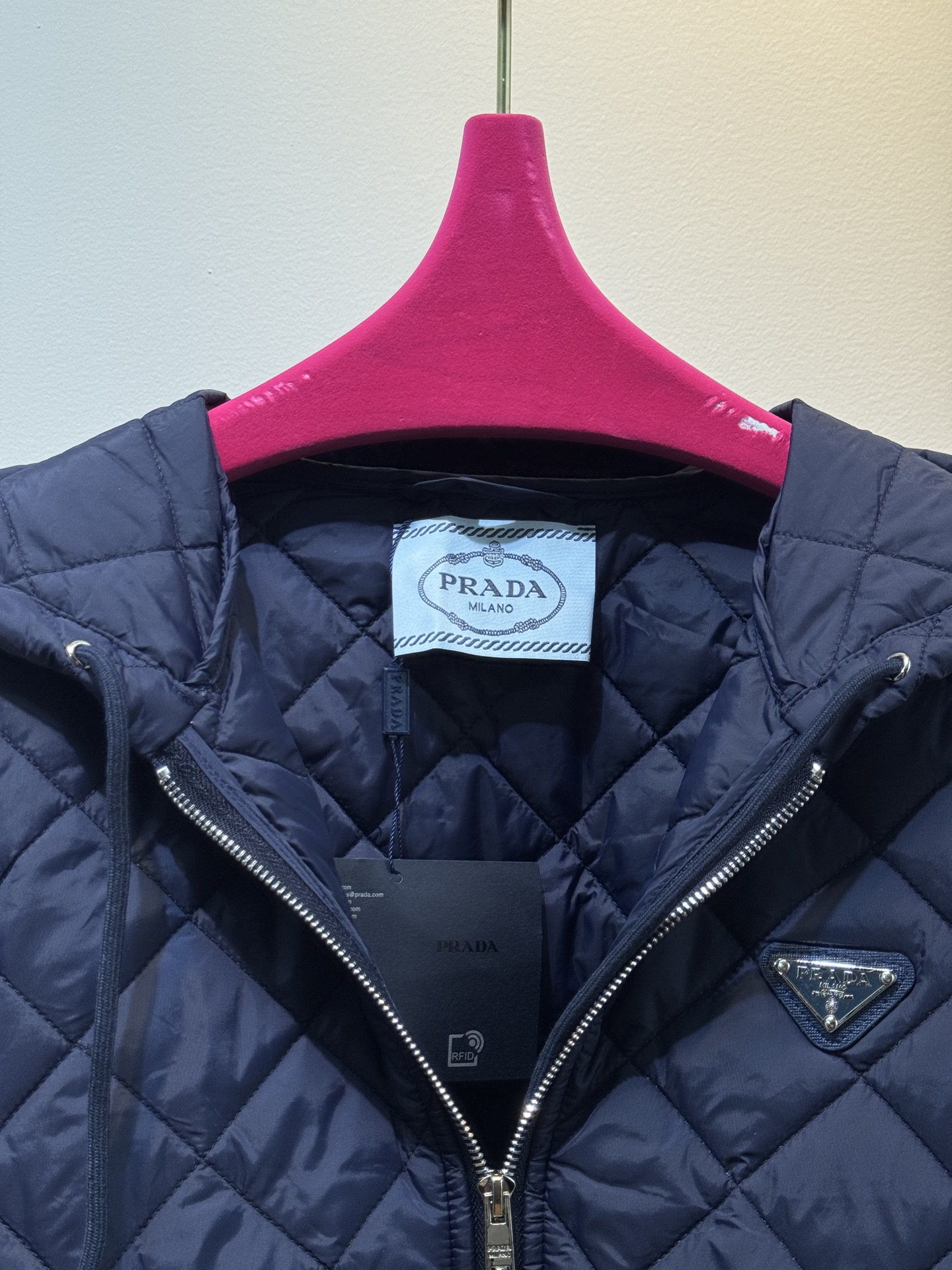 prad薄款外套◦ 衣身有经典的菱形绗缝图案，这是极具辨识度的设计元素，让版型更具立体感和复古质感。◦ 