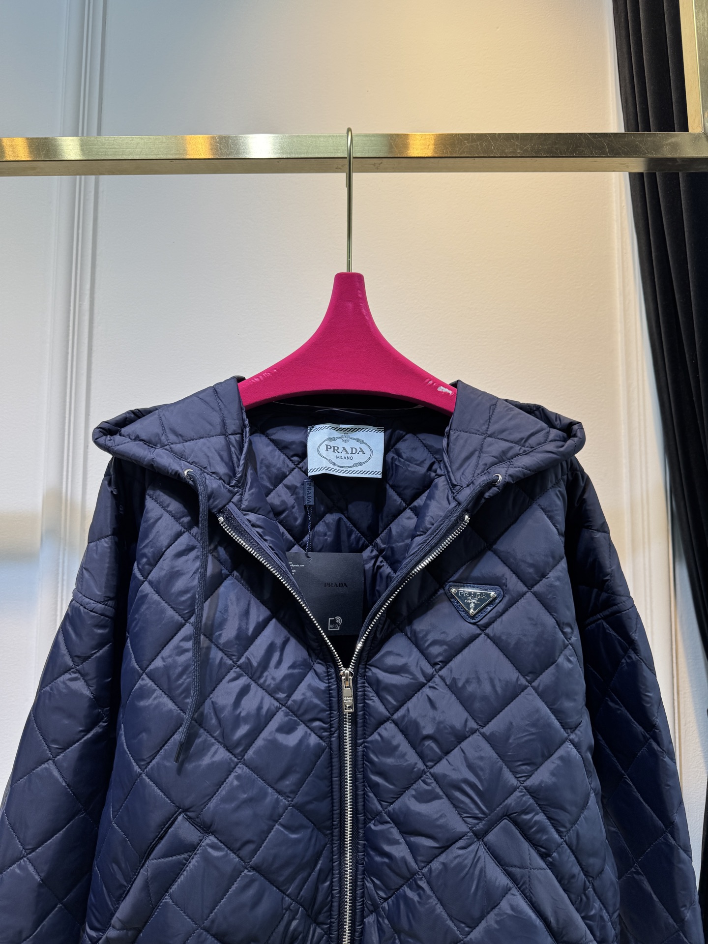 prad薄款外套◦ 衣身有经典的菱形绗缝图案，这是极具辨识度的设计元素，让版型更具立体感和复古质感。◦ 