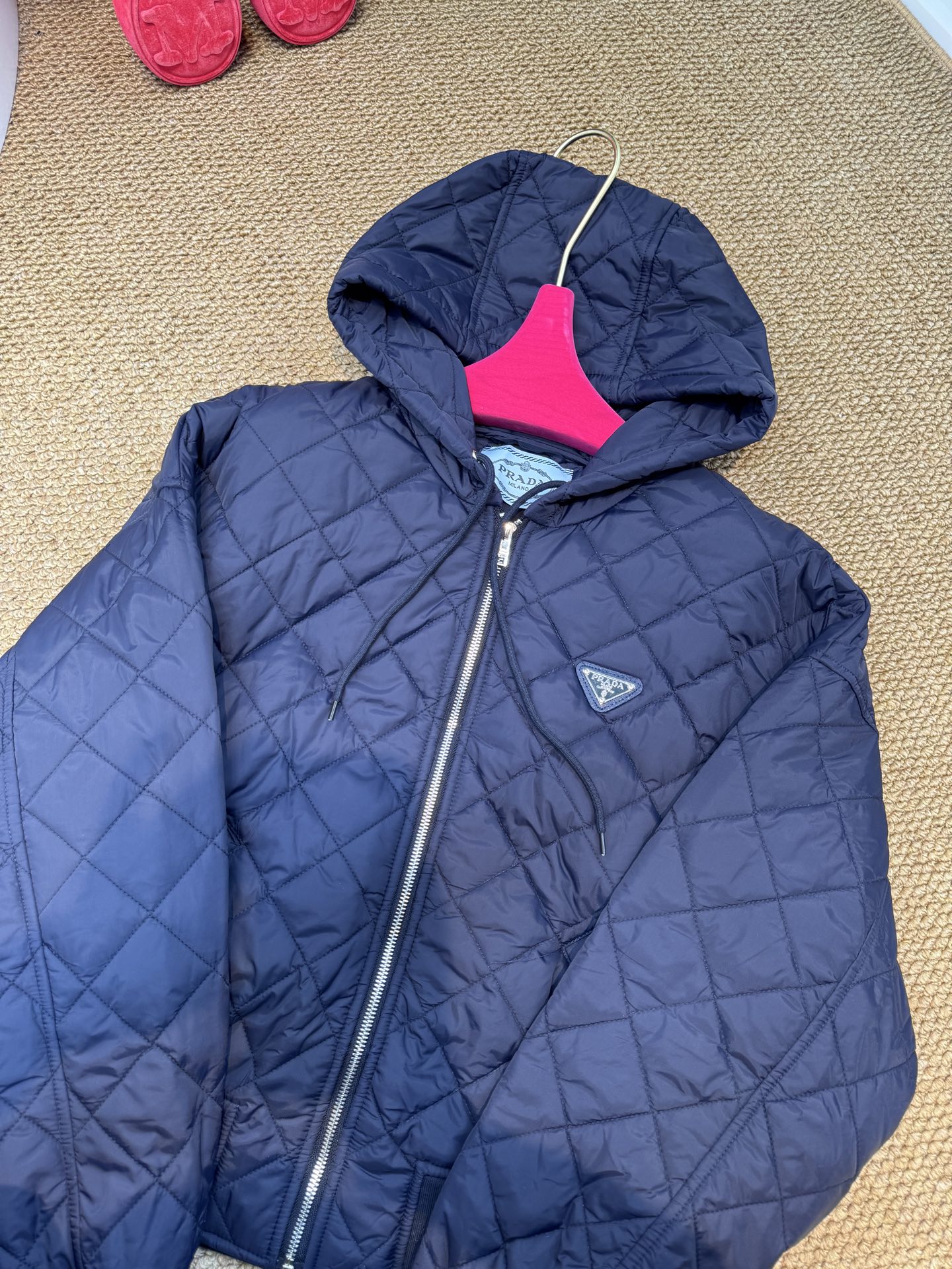 prad薄款外套◦ 衣身有经典的菱形绗缝图案，这是极具辨识度的设计元素，让版型更具立体感和复古质感。◦ 