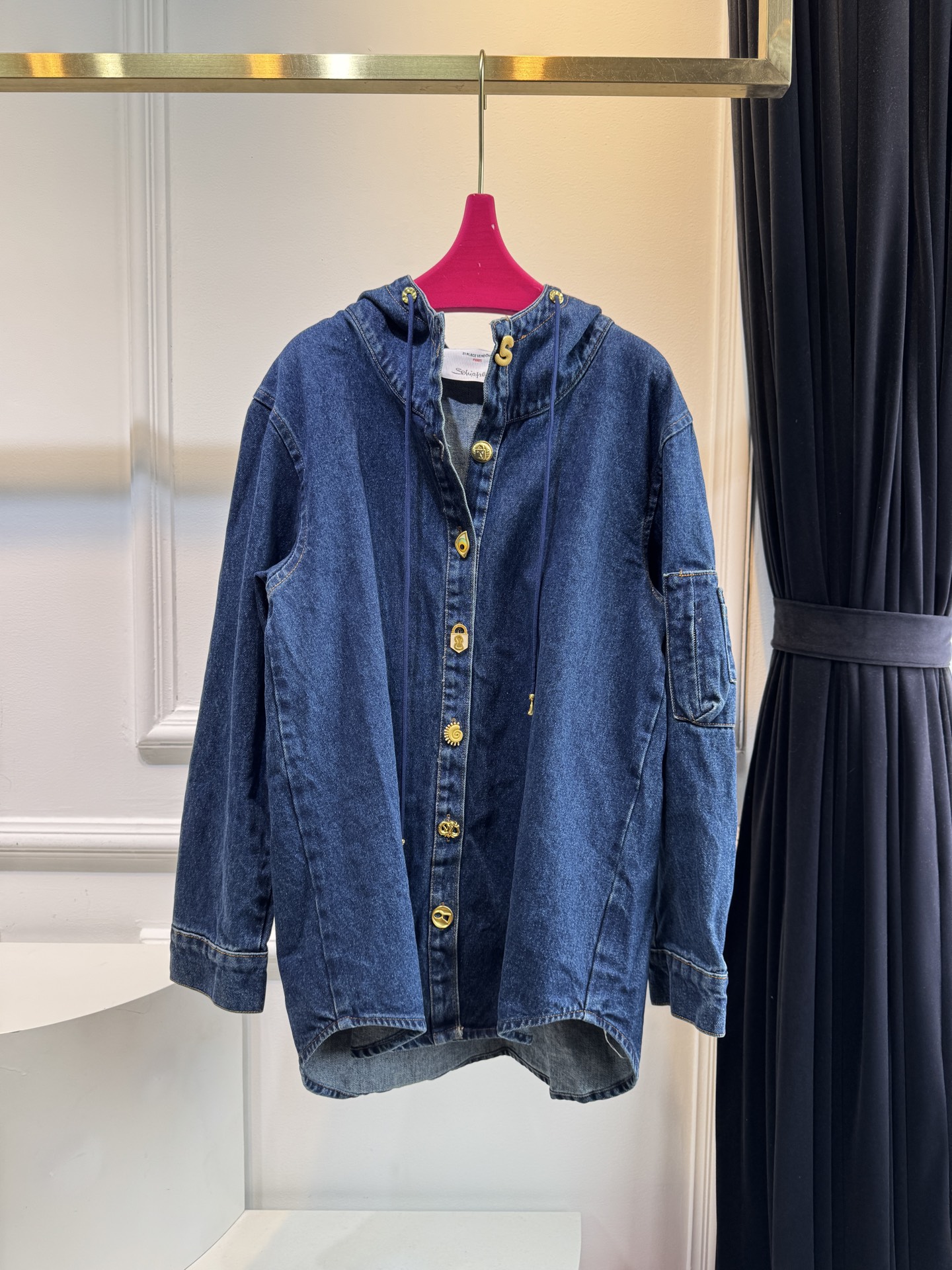 schiaparelli夏帕瑞丽牛仔套装，不单卖⚠️裤子超偏大采用的是牛仔面料，具有典型的牛仔布特性：质