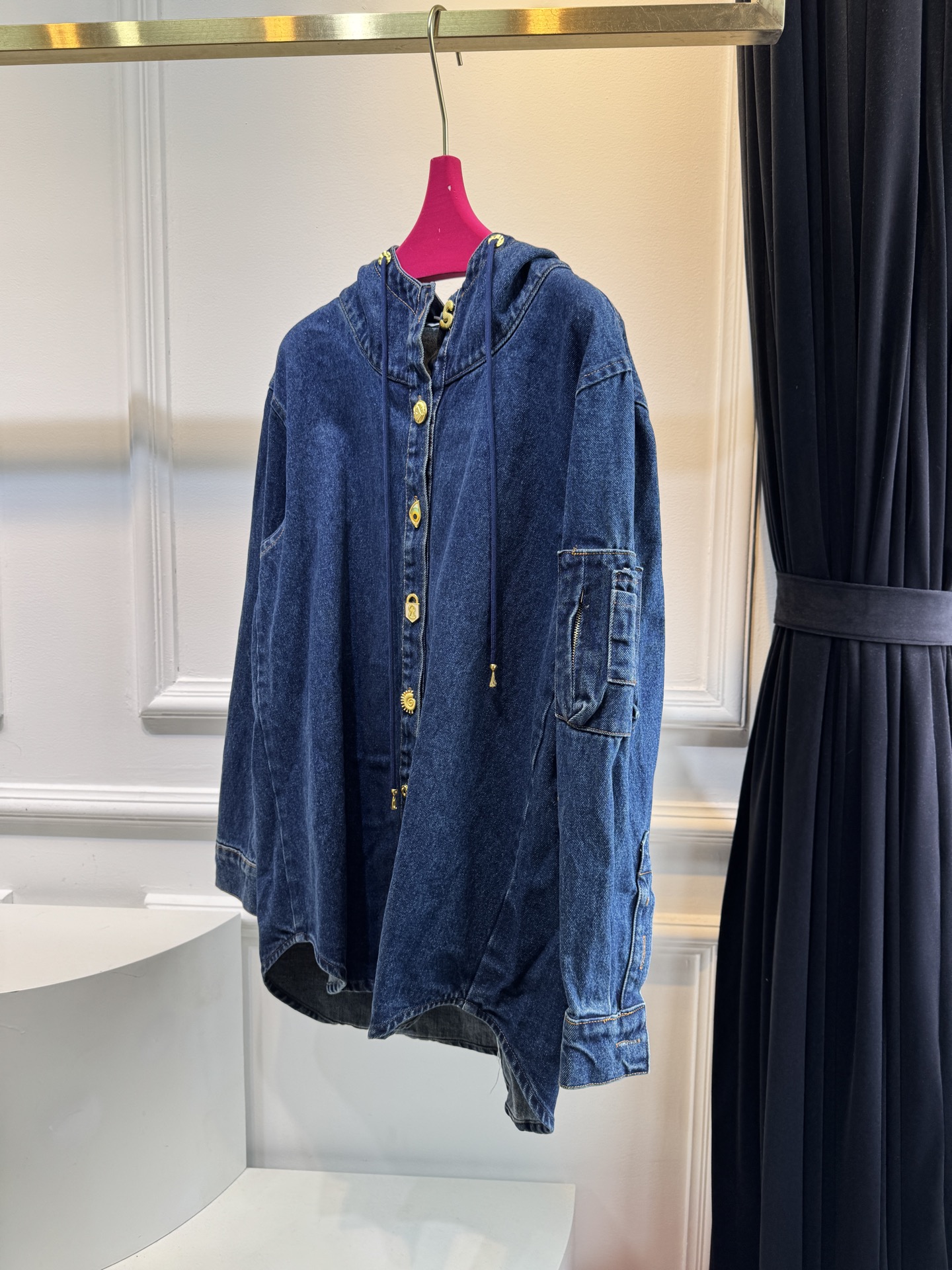 schiaparelli夏帕瑞丽牛仔套装，不单卖⚠️裤子超偏大采用的是牛仔面料，具有典型的牛仔布特性：质