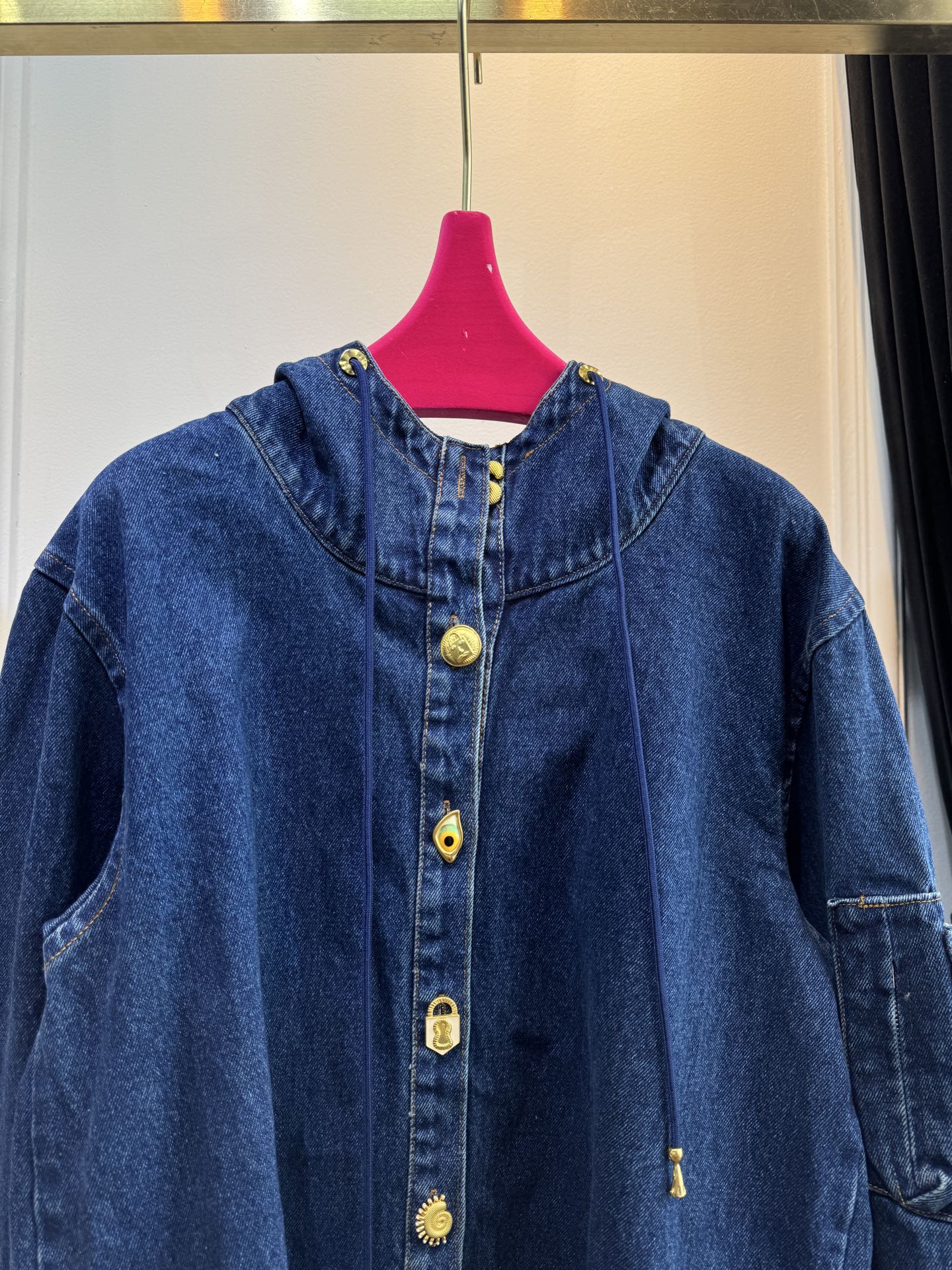 schiaparelli夏帕瑞丽牛仔套装，不单卖⚠️裤子超偏大采用的是牛仔面料，具有典型的牛仔布特性：质