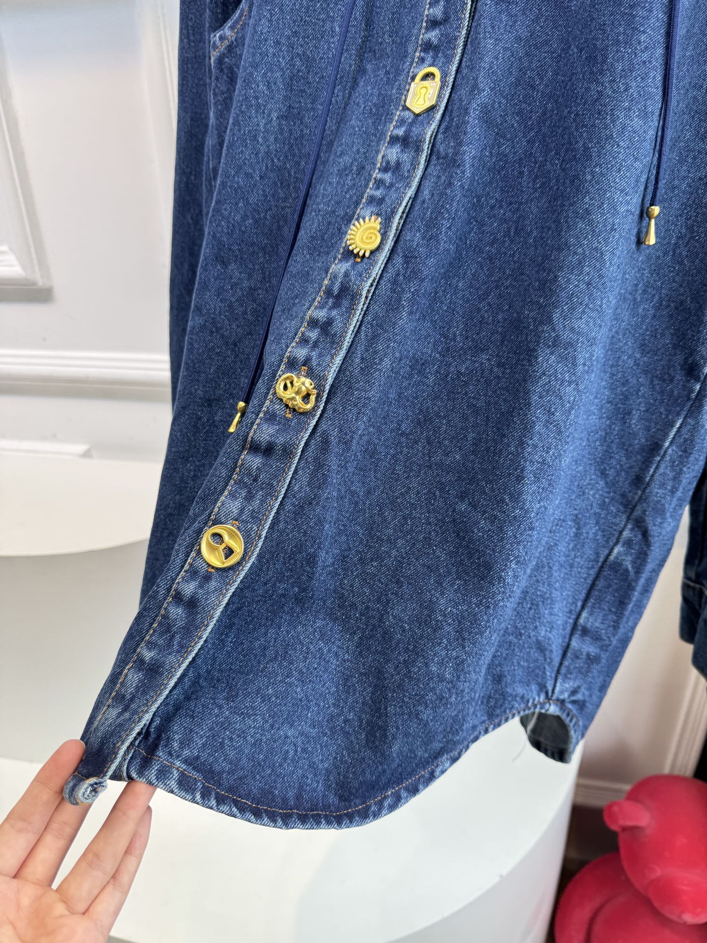 schiaparelli夏帕瑞丽牛仔套装，不单卖⚠️裤子超偏大采用的是牛仔面料，具有典型的牛仔布特性：质