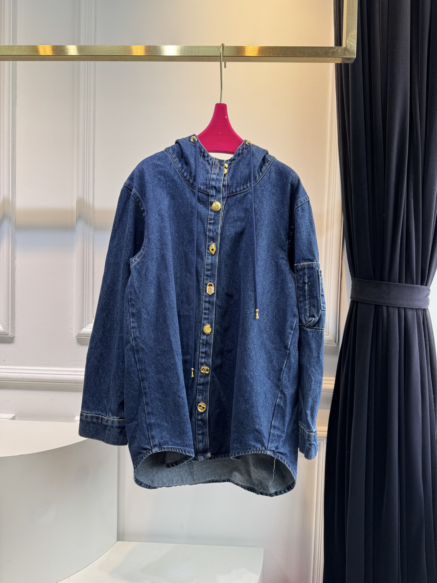 schiaparelli夏帕瑞丽牛仔套装，不单卖⚠️裤子超偏大采用的是牛仔面料，具有典型的牛仔布特性：质