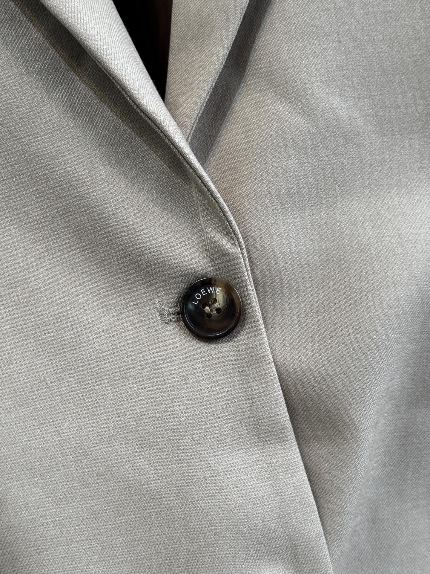 loew*西装套装，不单卖⚠️裤子超偏大推测采用精纺西装面料，质地挺括细腻，垂坠感佳且具有良好的抗皱性，