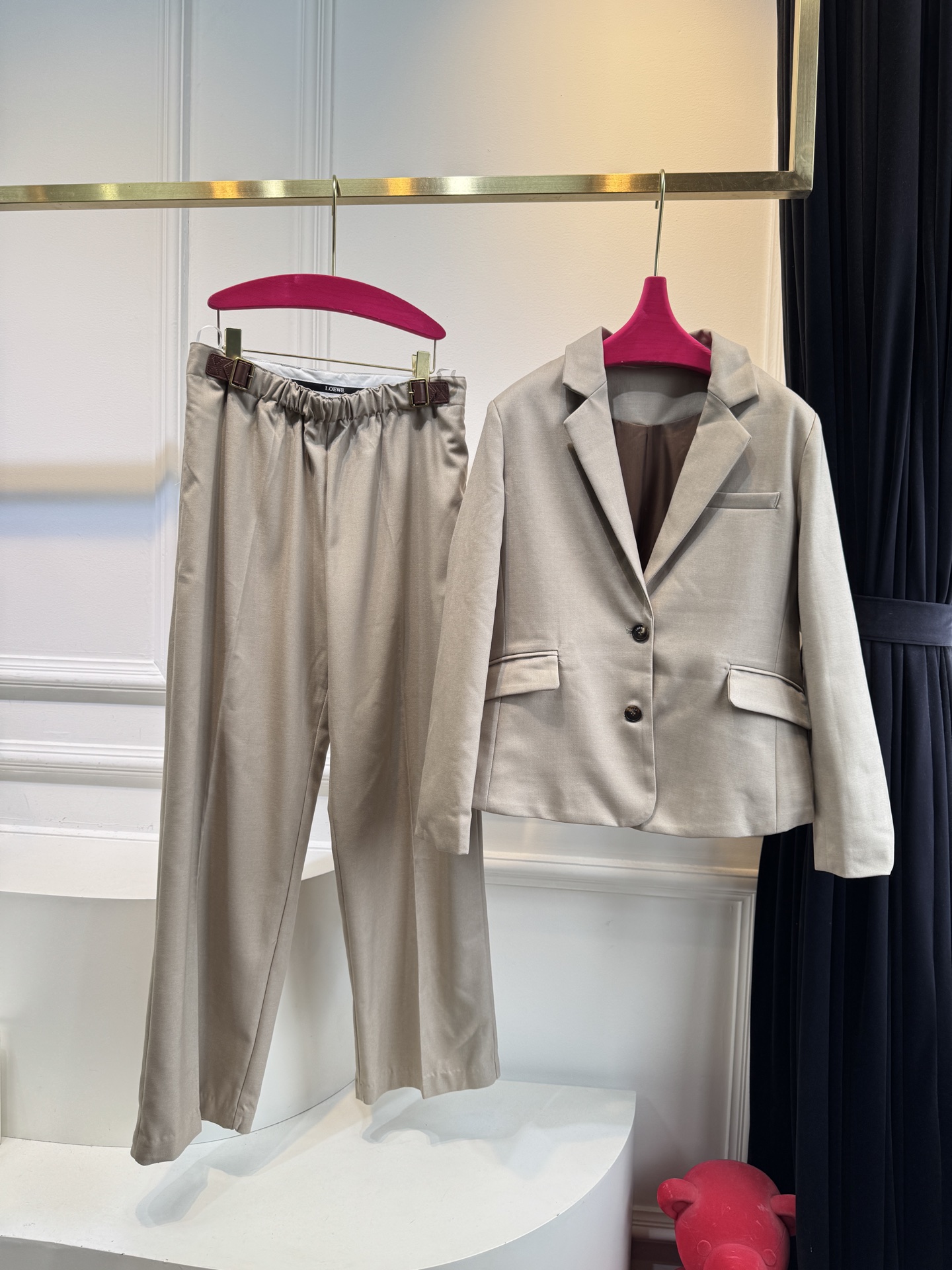 loew*西装套装，不单卖⚠️裤子超偏大推测采用精纺西装面料，质地挺括细腻，垂坠感佳且具有良好的抗皱性，