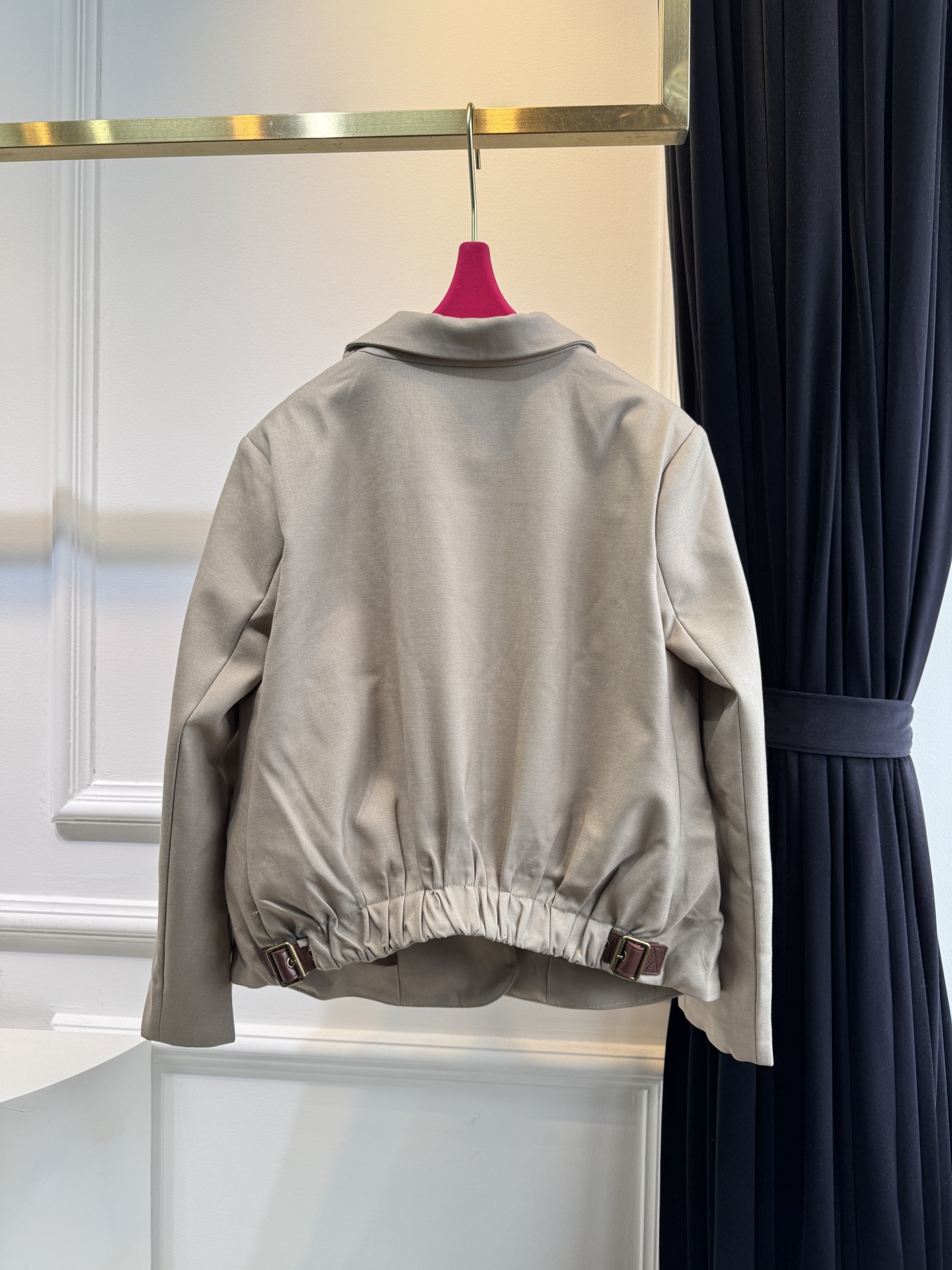 loew*西装套装，不单卖⚠️裤子超偏大推测采用精纺西装面料，质地挺括细腻，垂坠感佳且具有良好的抗皱性，