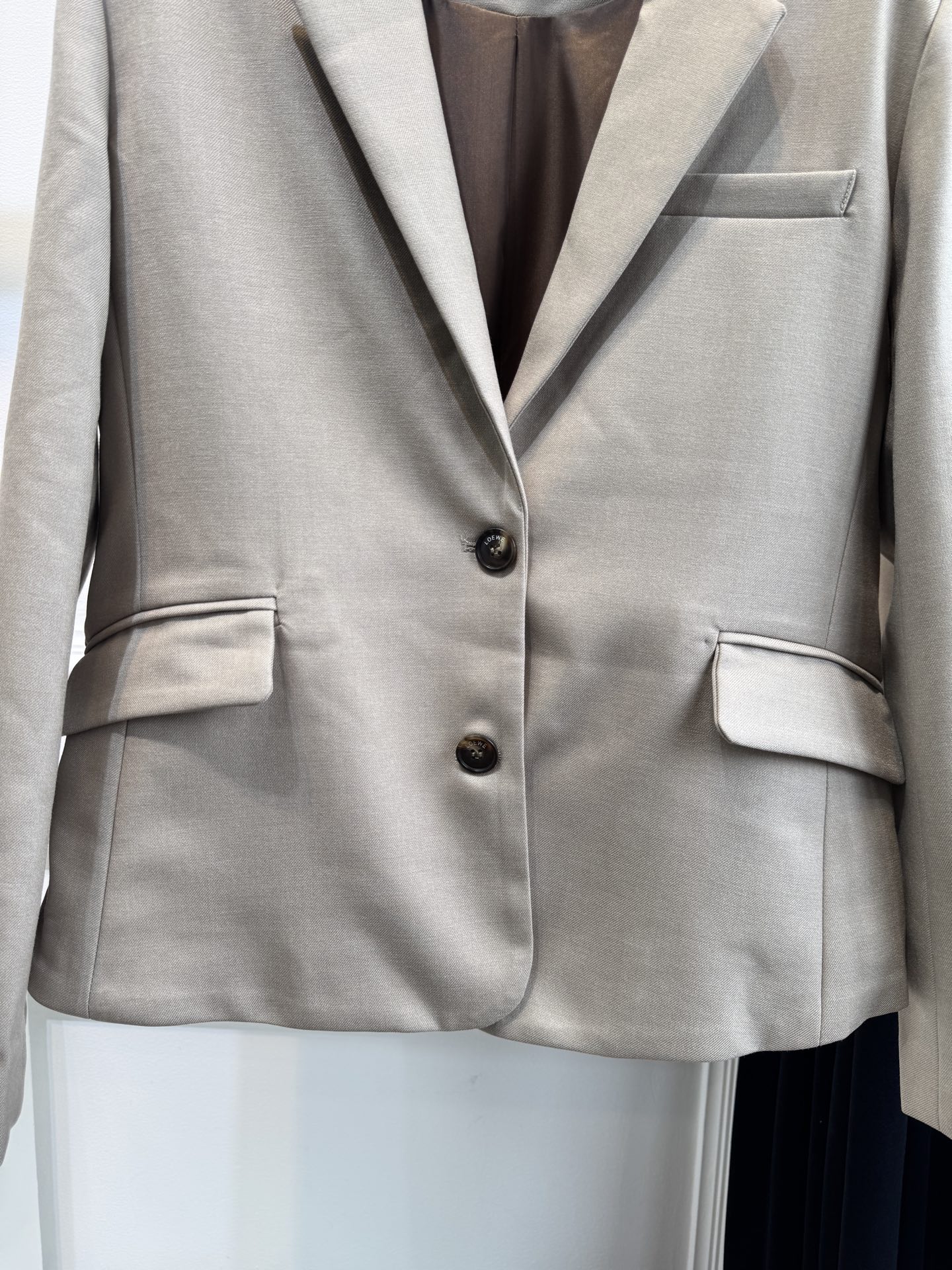 loew*西装套装，不单卖⚠️裤子超偏大推测采用精纺西装面料，质地挺括细腻，垂坠感佳且具有良好的抗皱性，