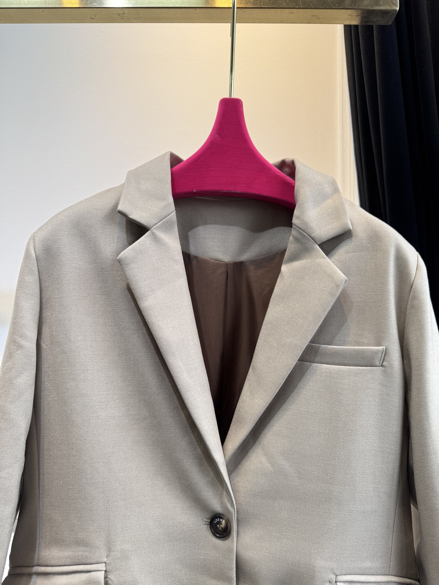 loew*西装套装，不单卖⚠️裤子超偏大推测采用精纺西装面料，质地挺括细腻，垂坠感佳且具有良好的抗皱性，