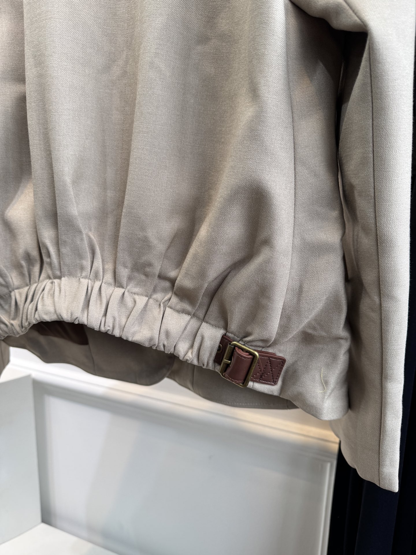 loew*西装套装，不单卖⚠️裤子超偏大推测采用精纺西装面料，质地挺括细腻，垂坠感佳且具有良好的抗皱性，