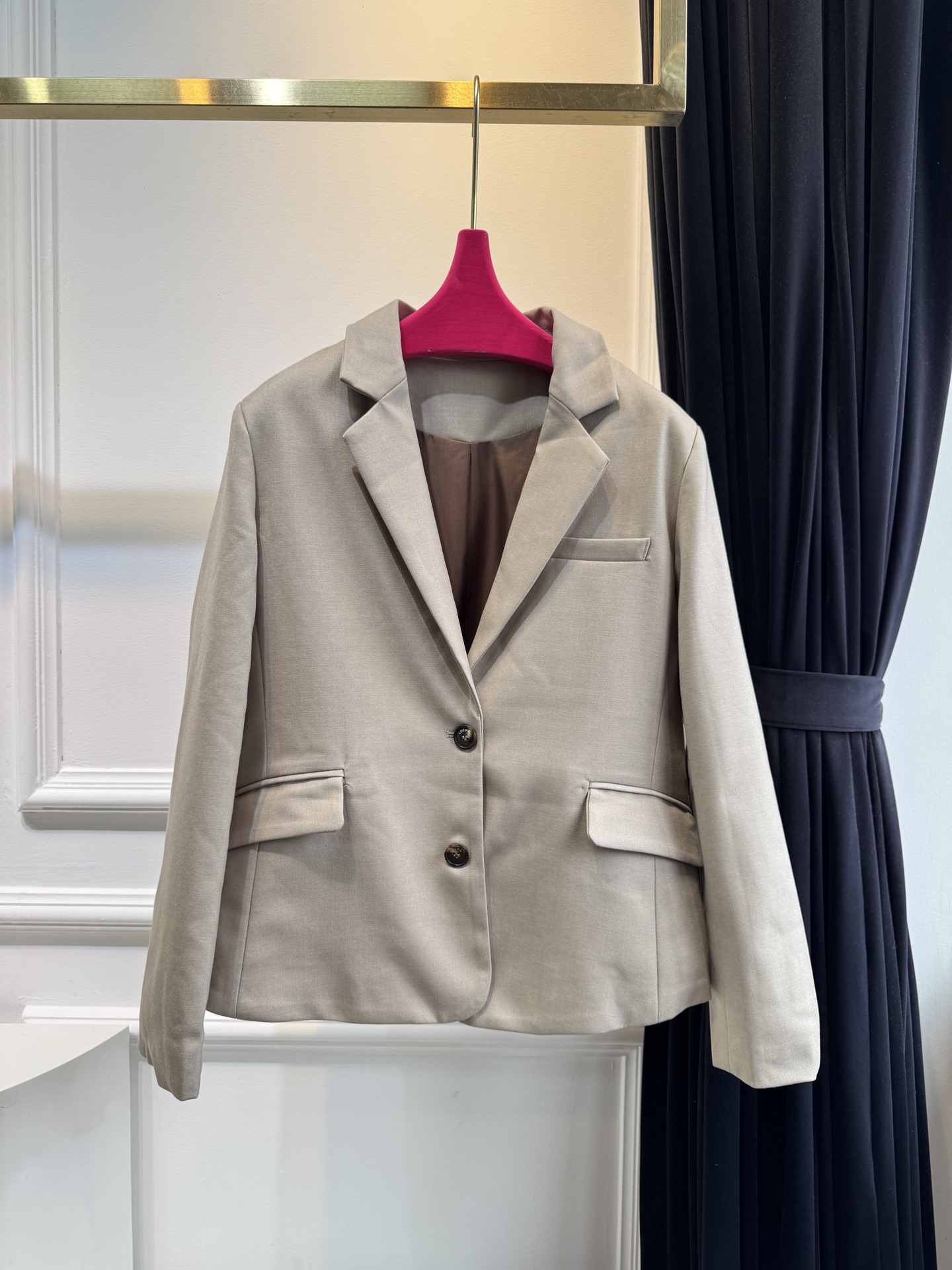 loew*西装套装，不单卖⚠️裤子超偏大推测采用精纺西装面料，质地挺括细腻，垂坠感佳且具有良好的抗皱性，