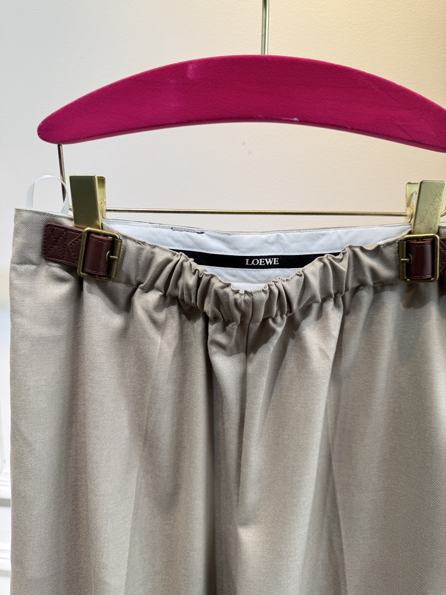 loew*西装套装，不单卖⚠️裤子超偏大推测采用精纺西装面料，质地挺括细腻，垂坠感佳且具有良好的抗皱性，