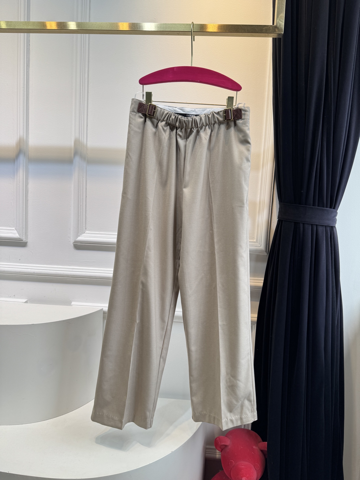 loew*西装套装，不单卖⚠️裤子超偏大推测采用精纺西装面料，质地挺括细腻，垂坠感佳且具有良好的抗皱性，