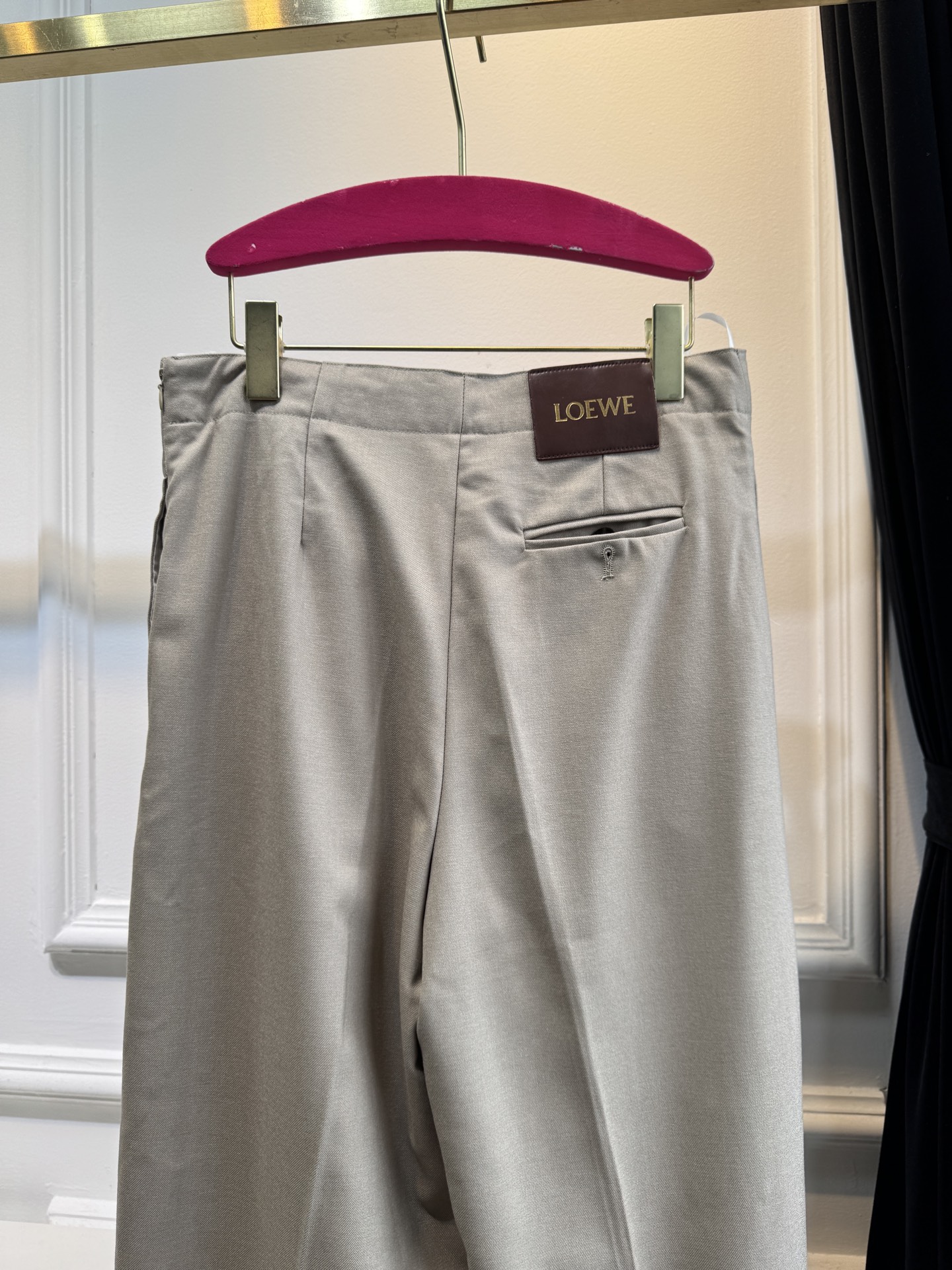 loew*西装套装，不单卖⚠️裤子超偏大推测采用精纺西装面料，质地挺括细腻，垂坠感佳且具有良好的抗皱性，