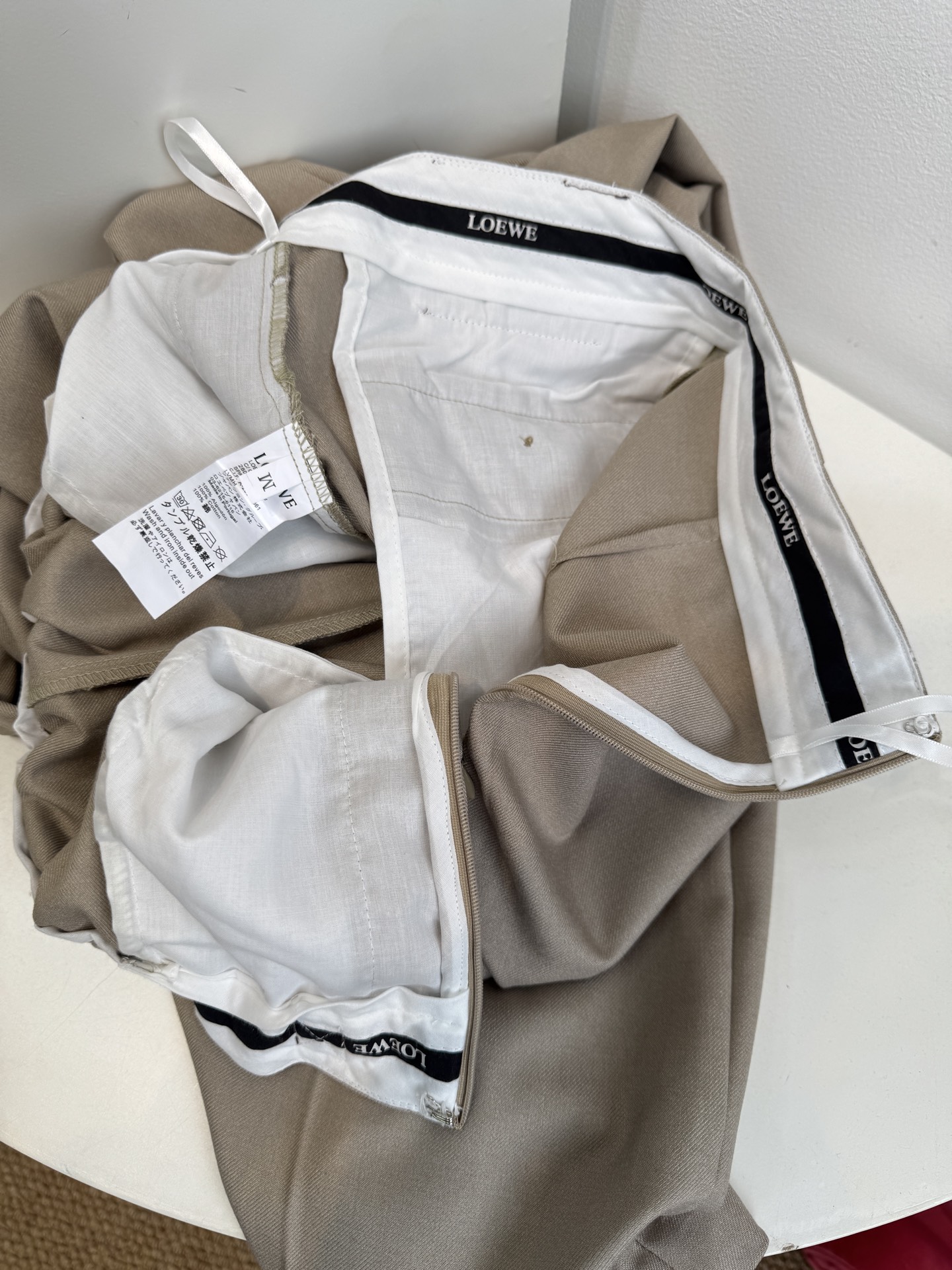 loew*西装套装，不单卖⚠️裤子超偏大推测采用精纺西装面料，质地挺括细腻，垂坠感佳且具有良好的抗皱性，