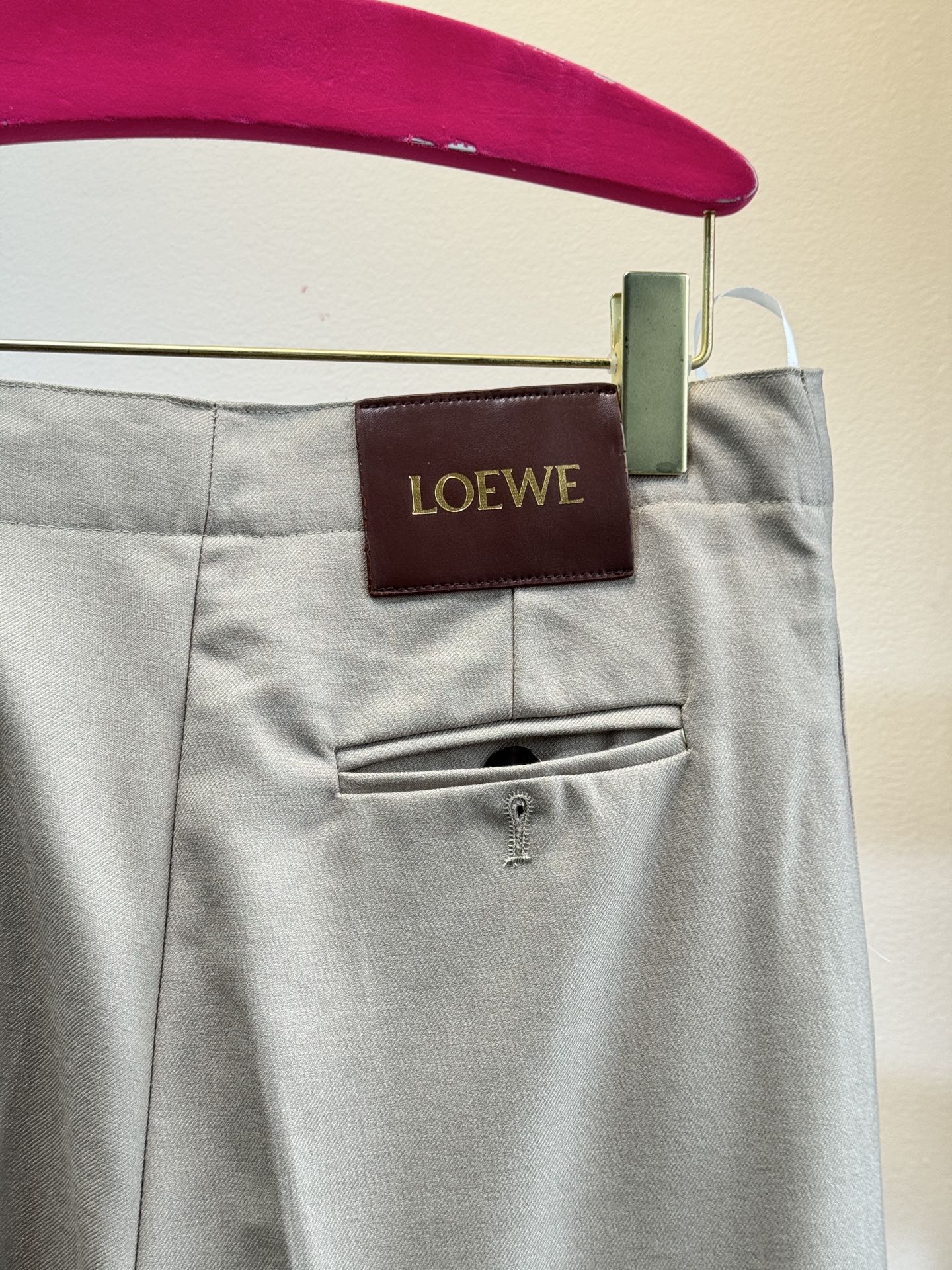 loew*西装套装，不单卖⚠️裤子超偏大推测采用精纺西装面料，质地挺括细腻，垂坠感佳且具有良好的抗皱性，