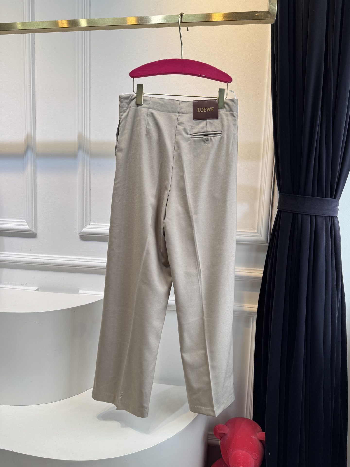 loew*西装套装，不单卖⚠️裤子超偏大推测采用精纺西装面料，质地挺括细腻，垂坠感佳且具有良好的抗皱性，
