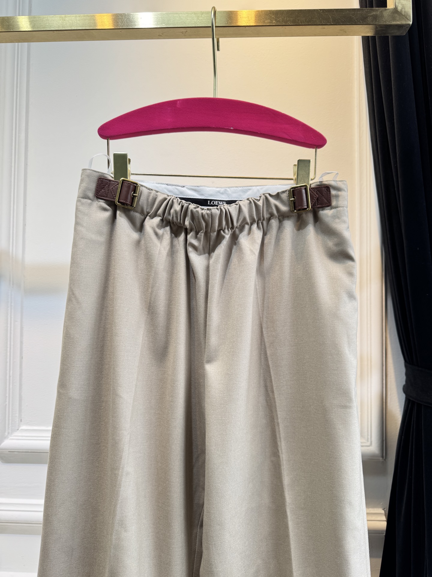 loew*西装套装，不单卖⚠️裤子超偏大推测采用精纺西装面料，质地挺括细腻，垂坠感佳且具有良好的抗皱性，