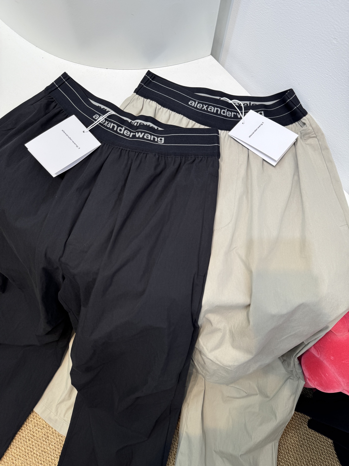 A.wang薄款速干工装裤采用的是速干轻薄的工装面料，质地较为轻薄，适合夏季穿着，具备较好的透气性和垂坠