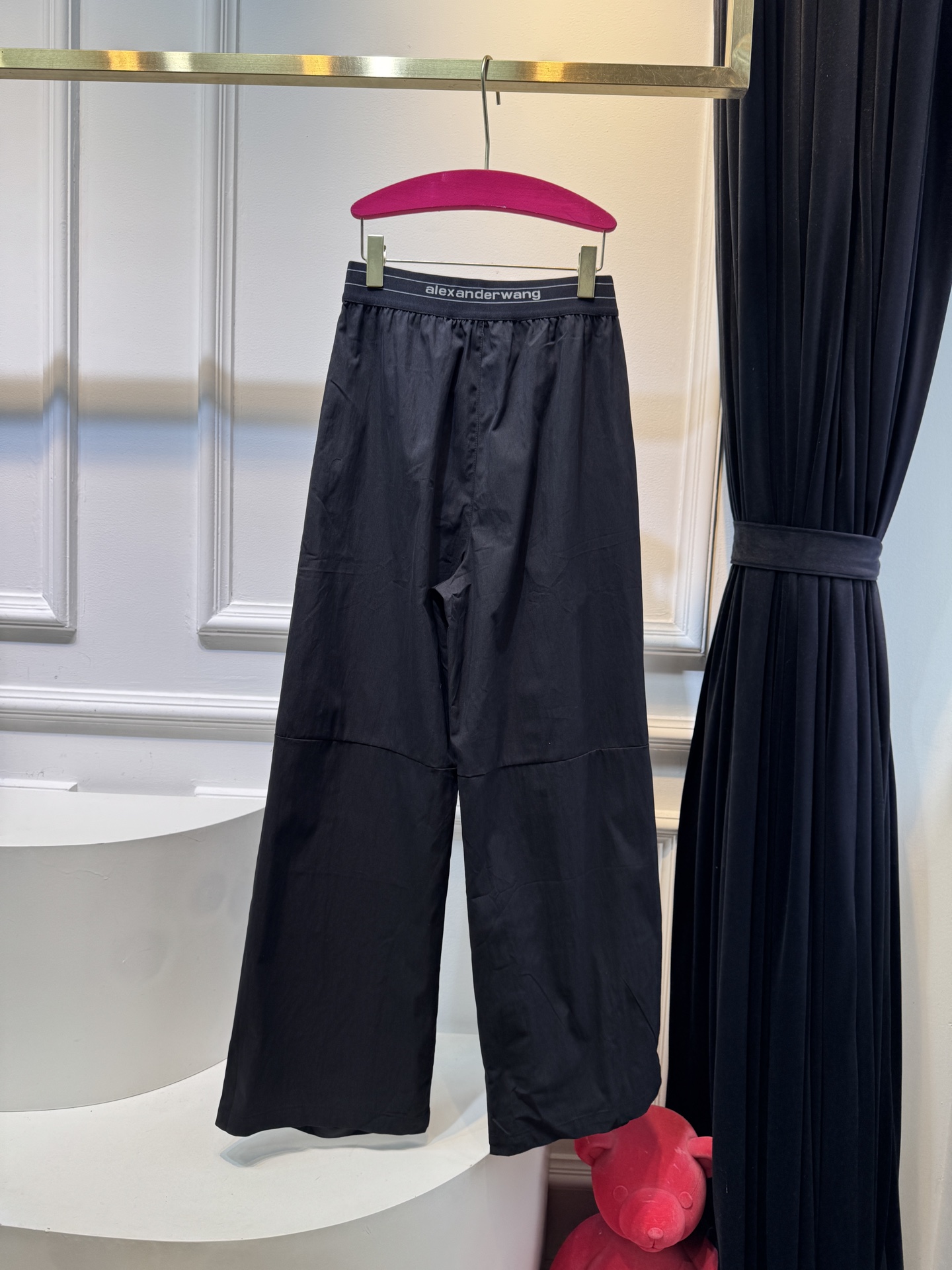 A.wang薄款速干工装裤采用的是速干轻薄的工装面料，质地较为轻薄，适合夏季穿着，具备较好的透气性和垂坠