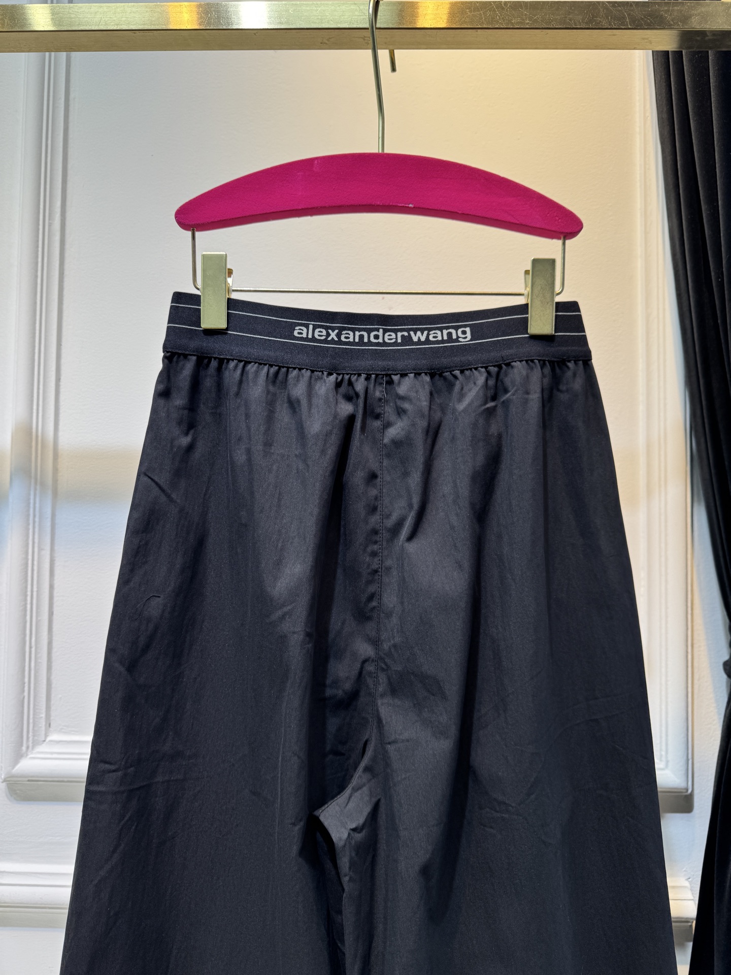 A.wang薄款速干工装裤采用的是速干轻薄的工装面料，质地较为轻薄，适合夏季穿着，具备较好的透气性和垂坠