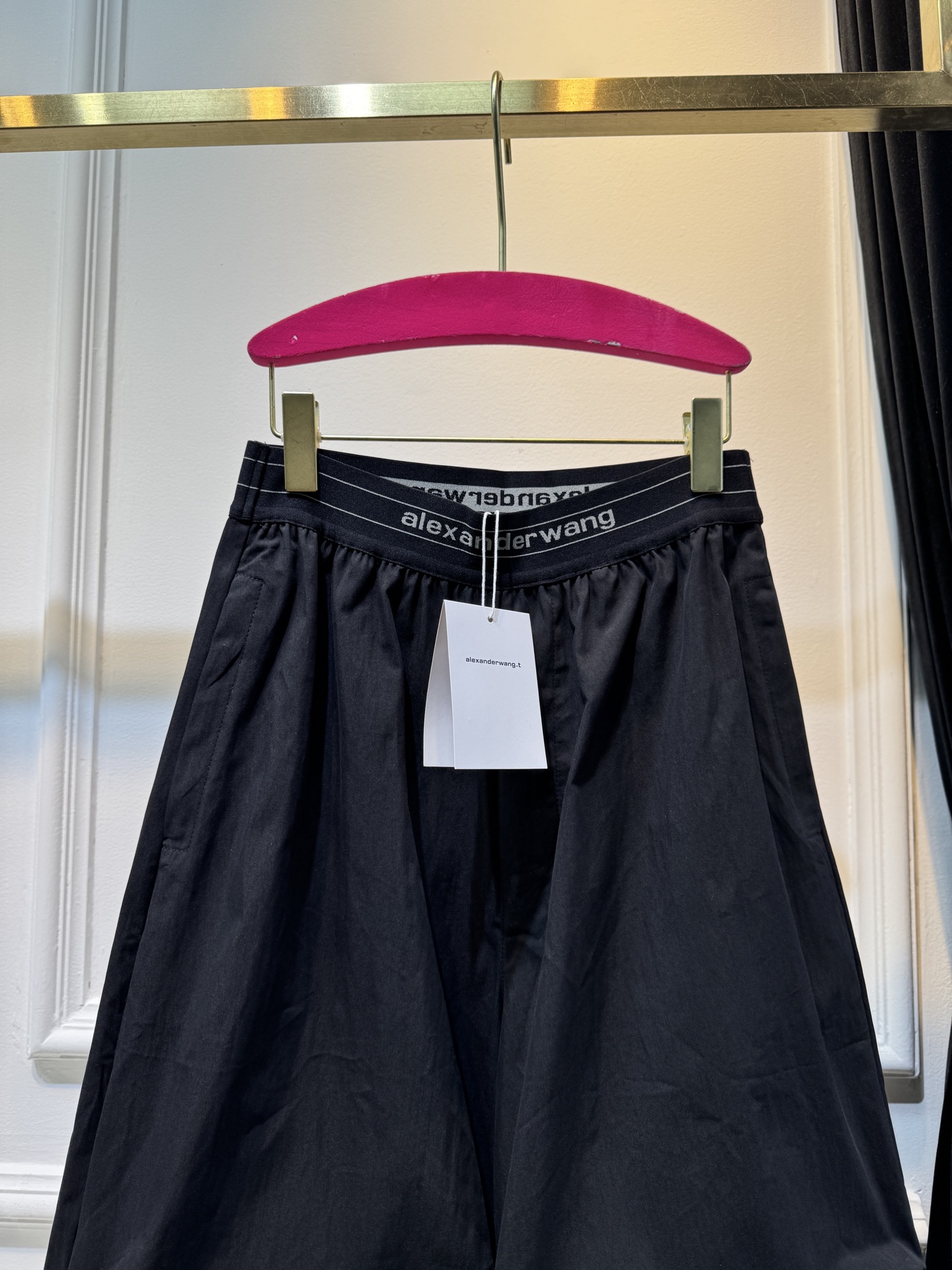 A.wang薄款速干工装裤采用的是速干轻薄的工装面料，质地较为轻薄，适合夏季穿着，具备较好的透气性和垂坠