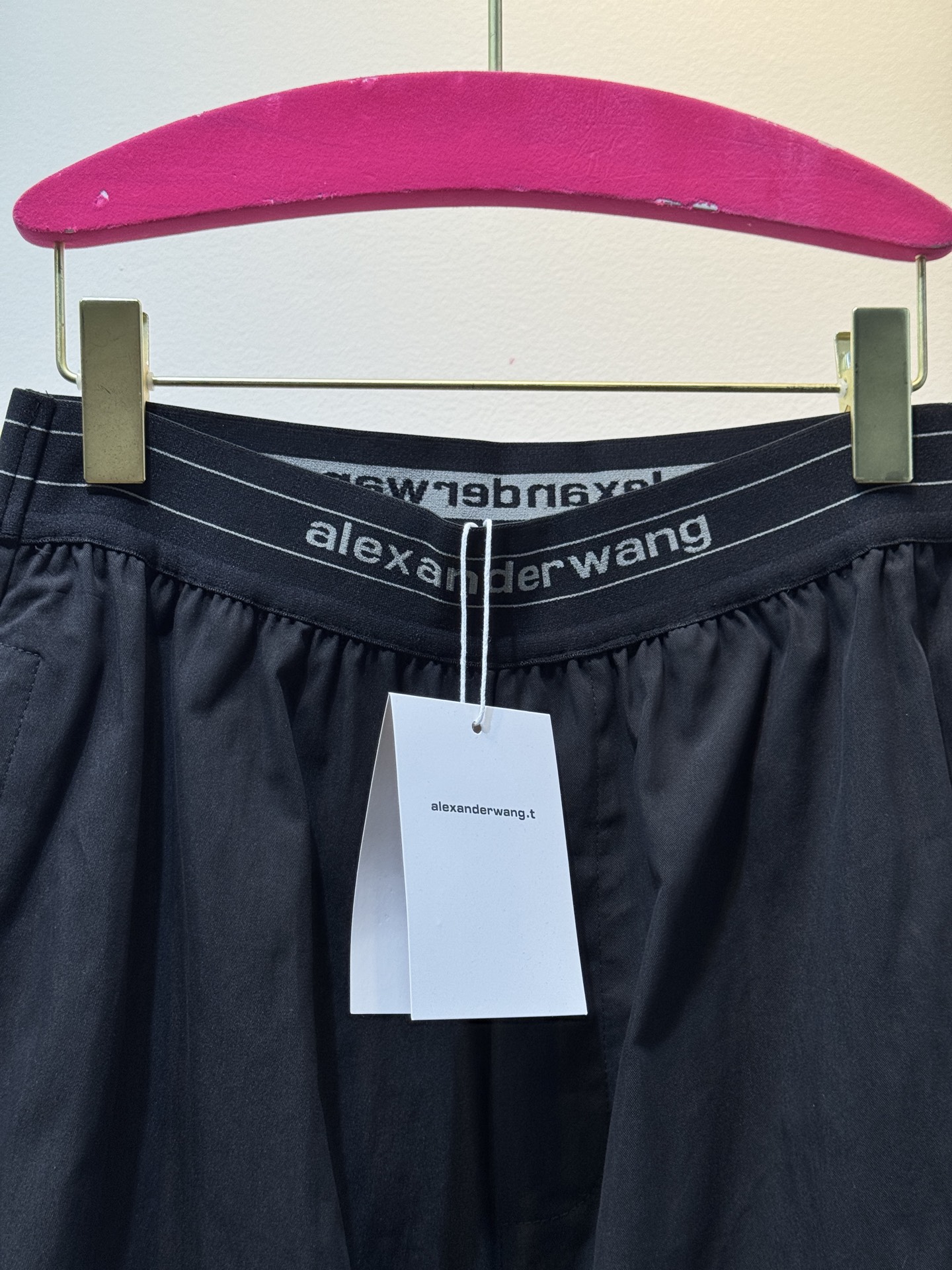 A.wang薄款速干工装裤采用的是速干轻薄的工装面料，质地较为轻薄，适合夏季穿着，具备较好的透气性和垂坠