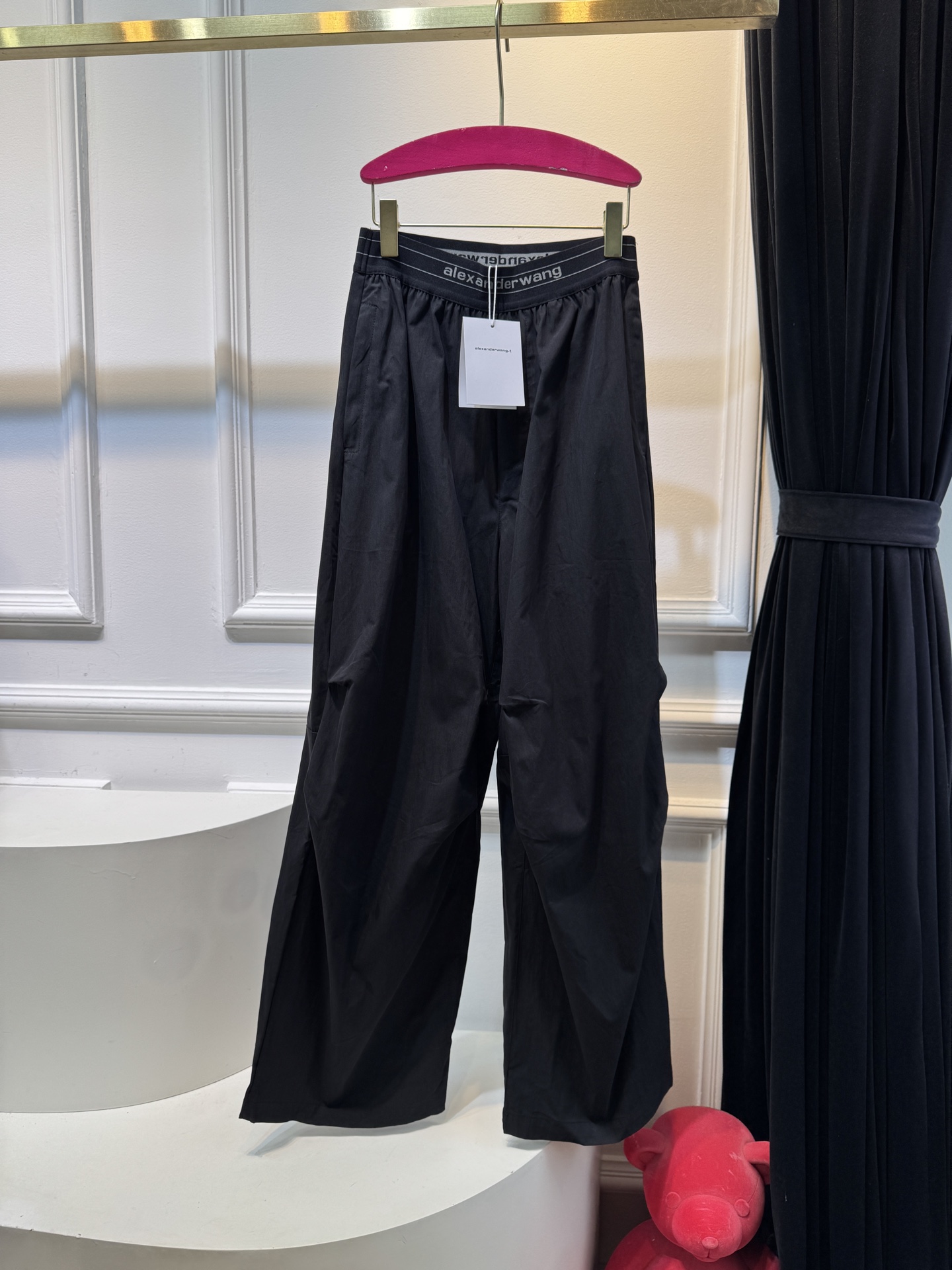 A.wang薄款速干工装裤采用的是速干轻薄的工装面料，质地较为轻薄，适合夏季穿着，具备较好的透气性和垂坠