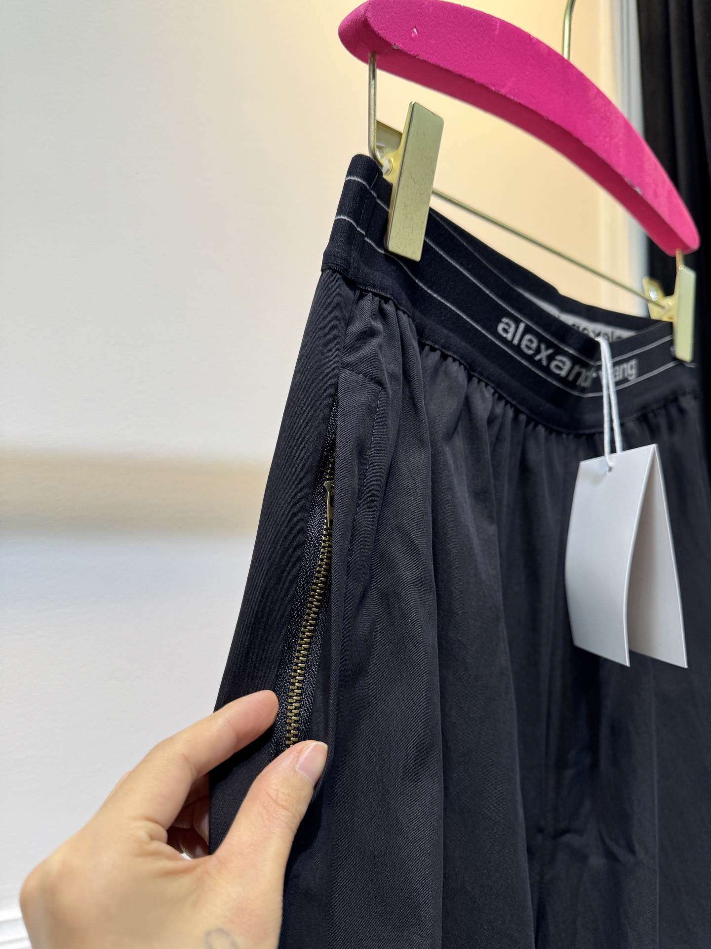 A.wang薄款速干工装裤采用的是速干轻薄的工装面料，质地较为轻薄，适合夏季穿着，具备较好的透气性和垂坠