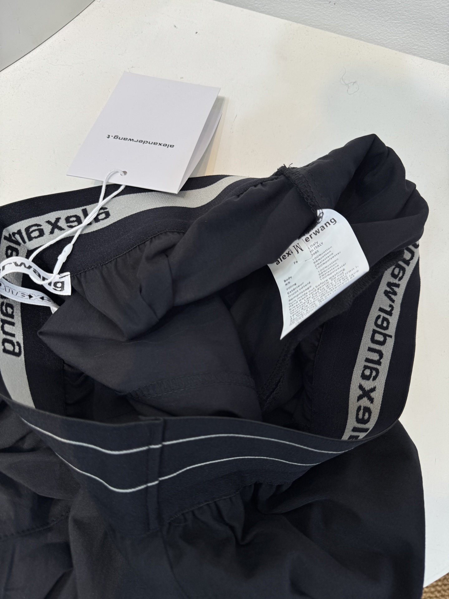 A.wang薄款速干工装裤采用的是速干轻薄的工装面料，质地较为轻薄，适合夏季穿着，具备较好的透气性和垂坠