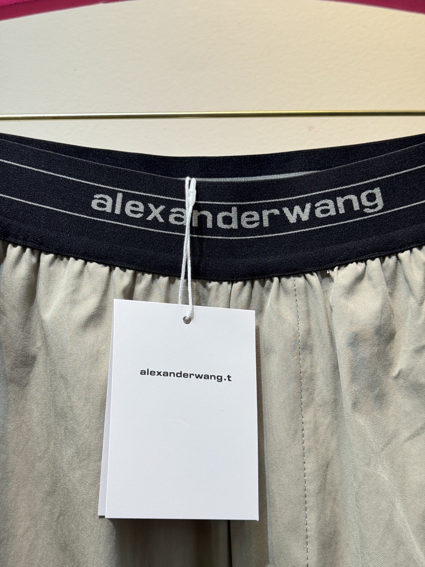 A.wang薄款速干工装裤采用的是速干轻薄的工装面料，质地较为轻薄，适合夏季穿着，具备较好的透气性和垂坠