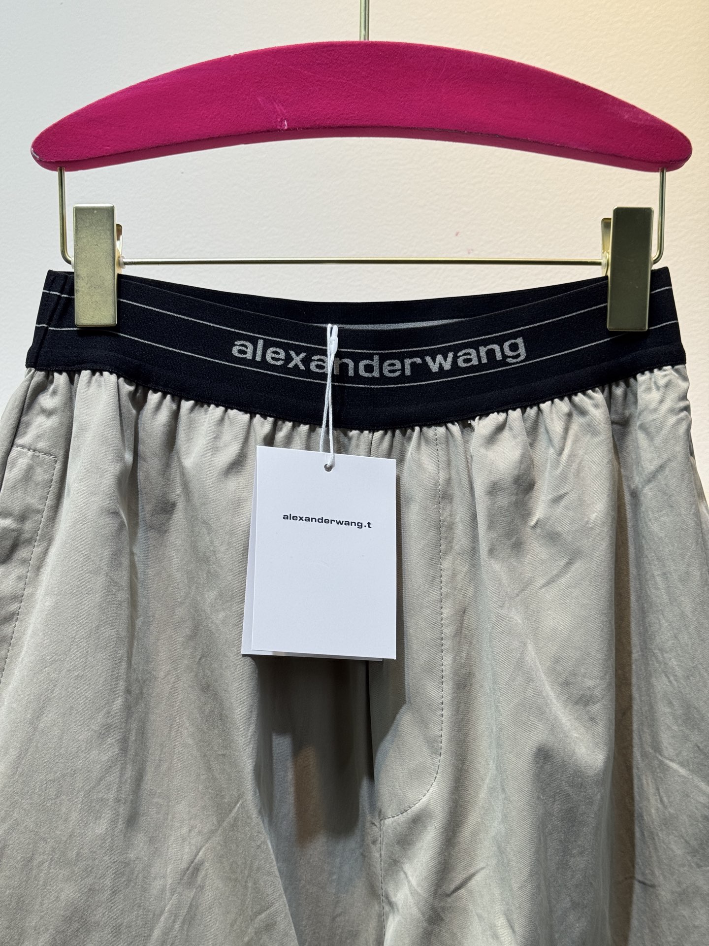 A.wang薄款速干工装裤采用的是速干轻薄的工装面料，质地较为轻薄，适合夏季穿着，具备较好的透气性和垂坠