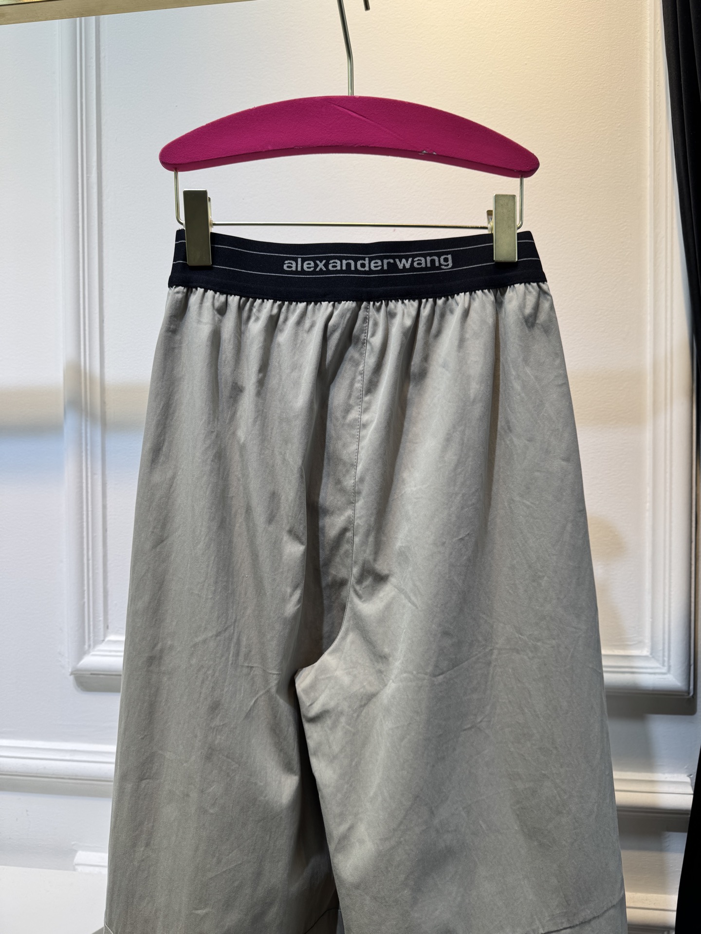 A.wang薄款速干工装裤采用的是速干轻薄的工装面料，质地较为轻薄，适合夏季穿着，具备较好的透气性和垂坠