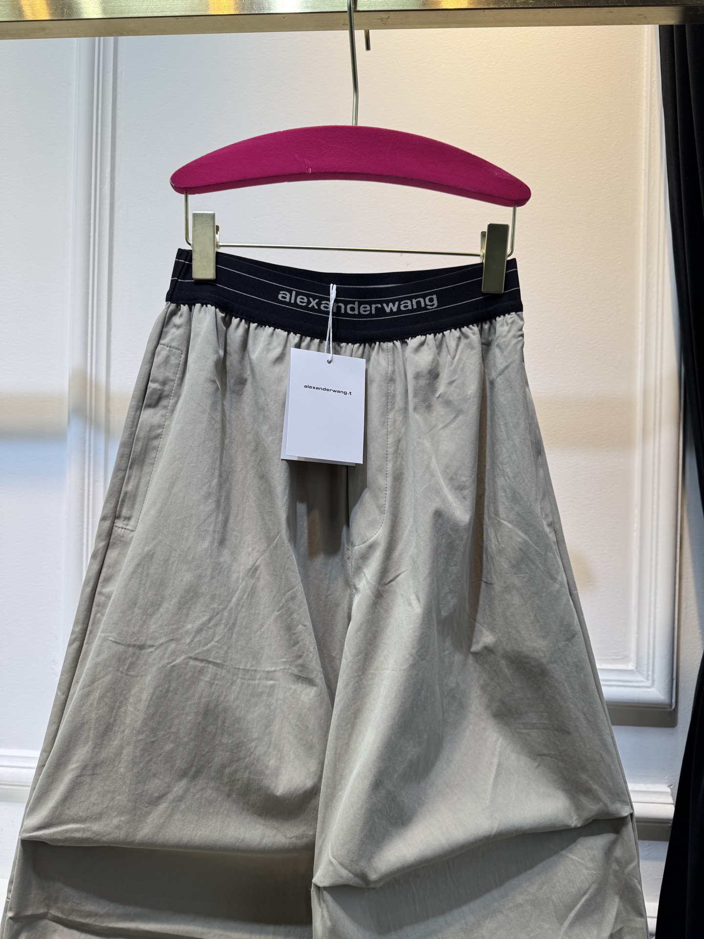 A.wang薄款速干工装裤采用的是速干轻薄的工装面料，质地较为轻薄，适合夏季穿着，具备较好的透气性和垂坠