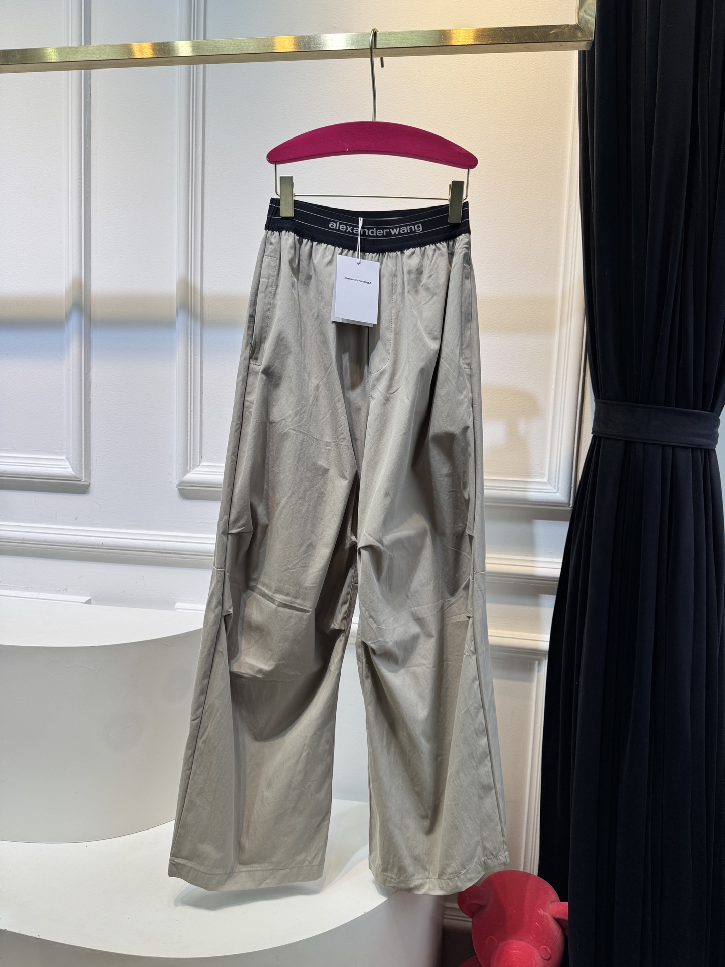 A.wang薄款速干工装裤采用的是速干轻薄的工装面料，质地较为轻薄，适合夏季穿着，具备较好的透气性和垂坠