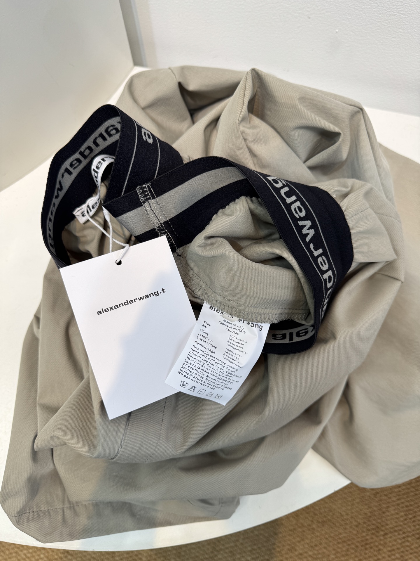 A.wang薄款速干工装裤采用的是速干轻薄的工装面料，质地较为轻薄，适合夏季穿着，具备较好的透气性和垂坠