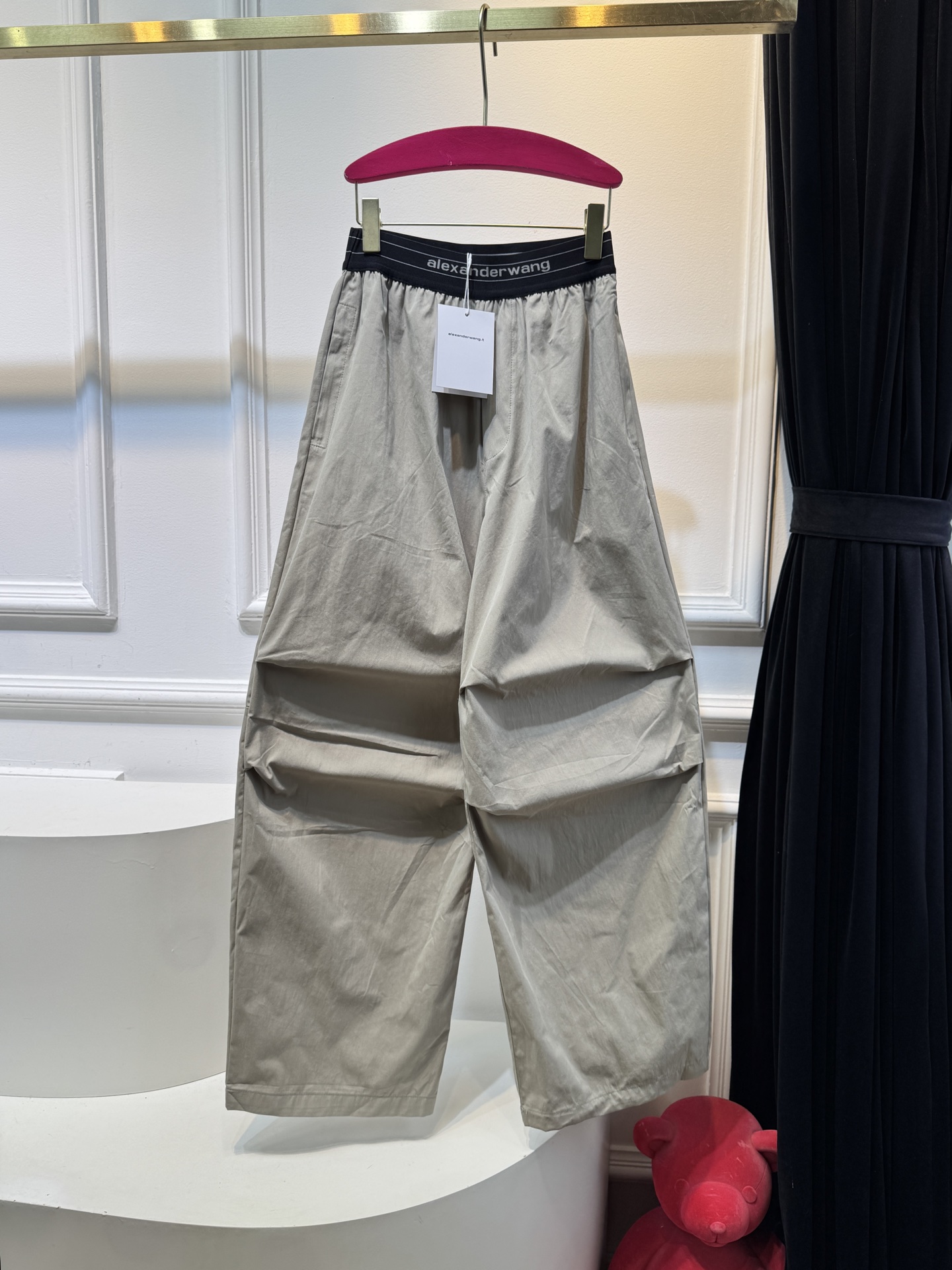 A.wang薄款速干工装裤采用的是速干轻薄的工装面料，质地较为轻薄，适合夏季穿着，具备较好的透气性和垂坠