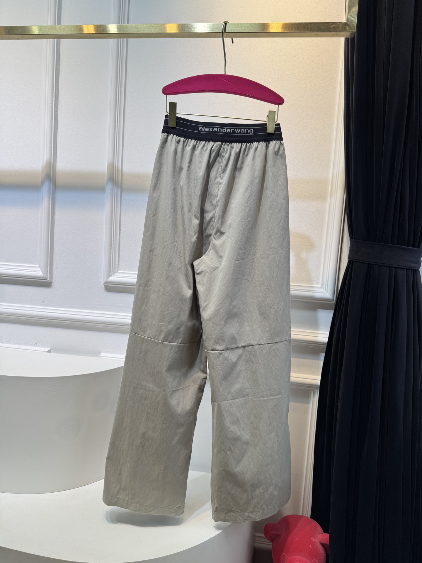 A.wang薄款速干工装裤采用的是速干轻薄的工装面料，质地较为轻薄，适合夏季穿着，具备较好的透气性和垂坠