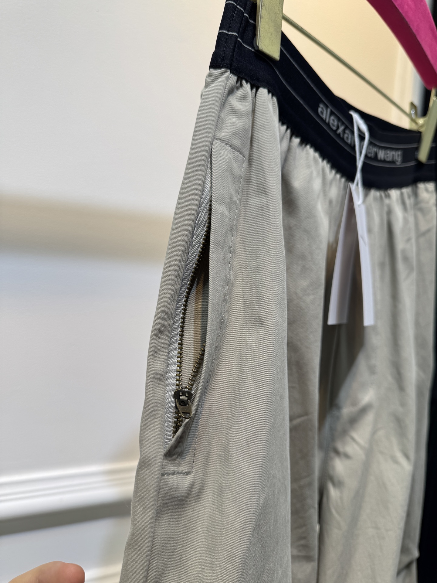 A.wang薄款速干工装裤采用的是速干轻薄的工装面料，质地较为轻薄，适合夏季穿着，具备较好的透气性和垂坠