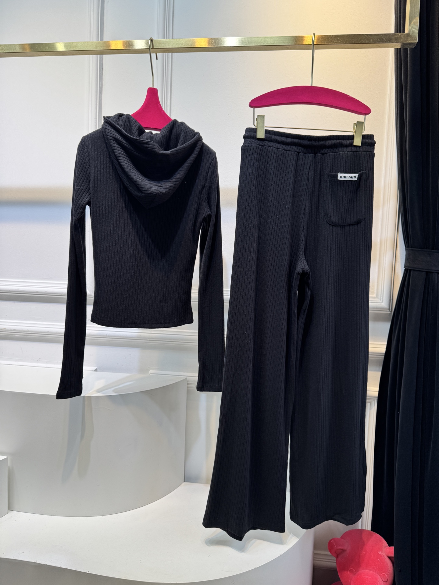 miu连帽上衣➕休闲长裤针织套装这套服装的面料是针织坑条面料，具有良好的弹性与垂坠感，触感软糯亲肤，保暖