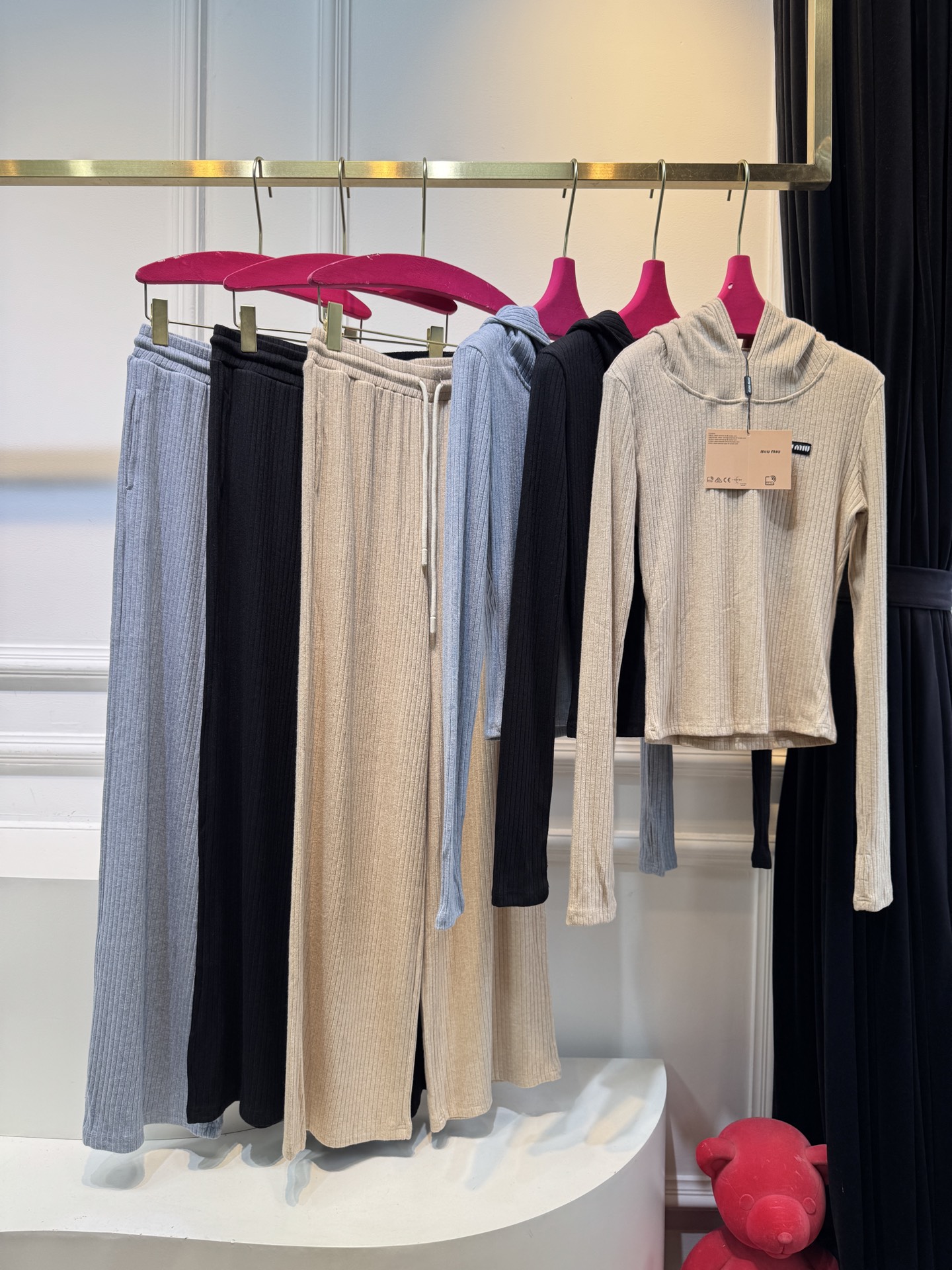 miu连帽上衣➕休闲长裤针织套装这套服装的面料是针织坑条面料，具有良好的弹性与垂坠感，触感软糯亲肤，保暖