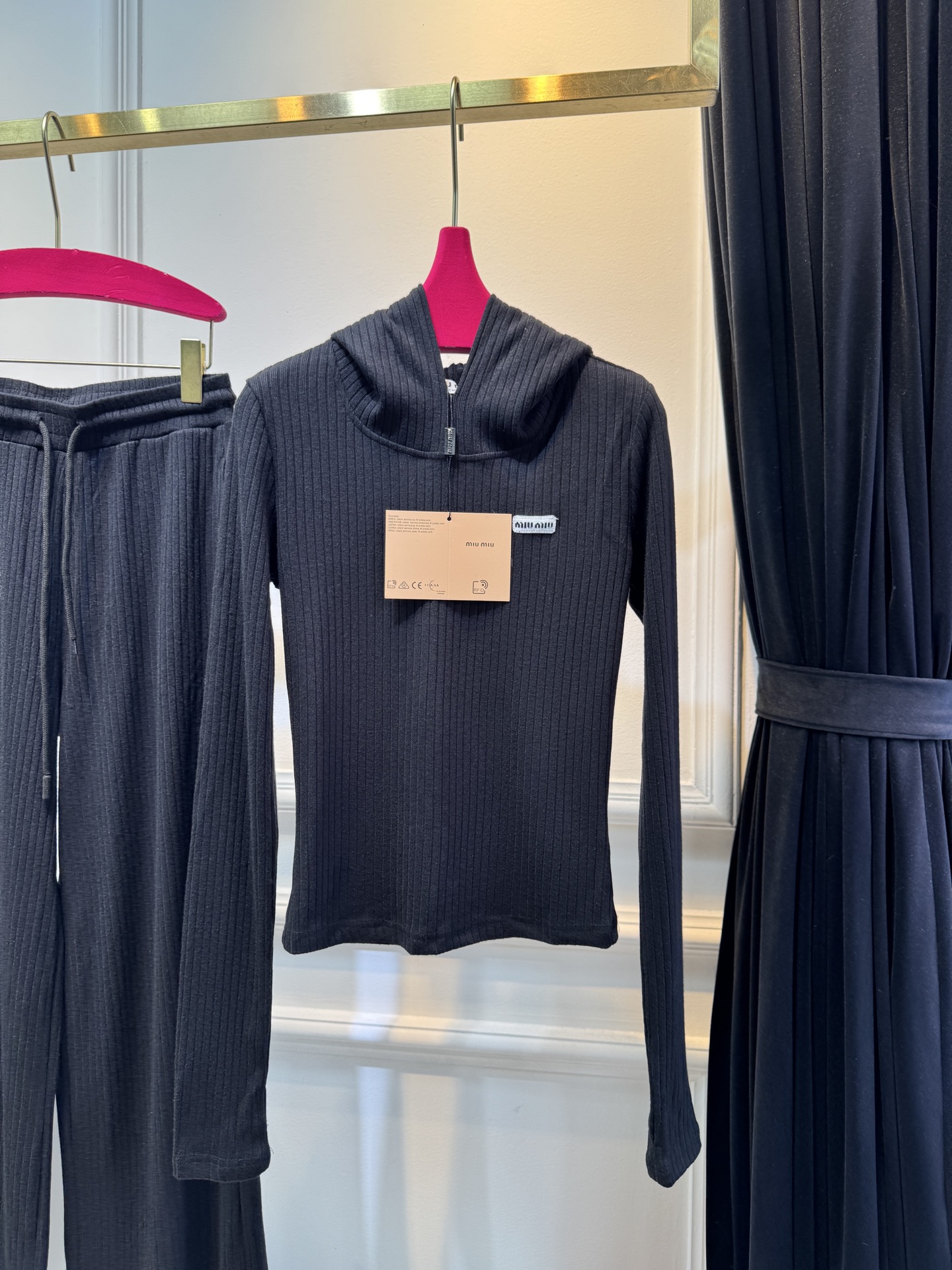 miu连帽上衣➕休闲长裤针织套装这套服装的面料是针织坑条面料，具有良好的弹性与垂坠感，触感软糯亲肤，保暖